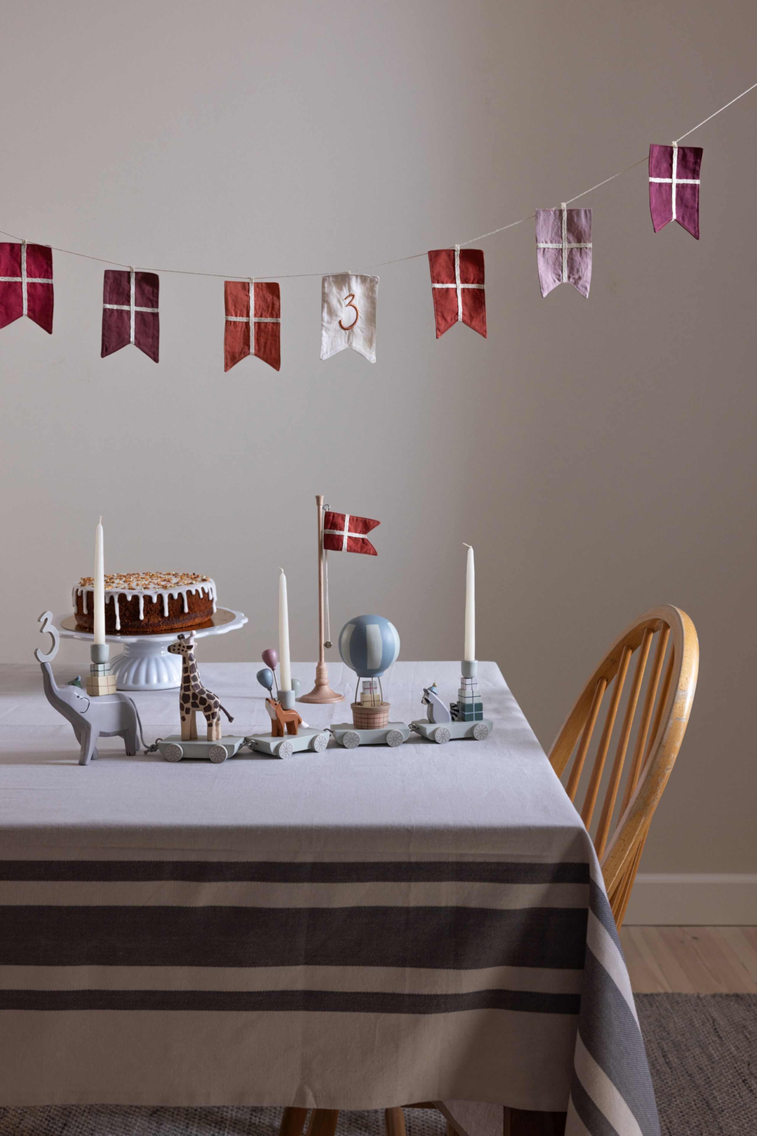 Sebra - Brotdose für Kinder - Birthday Flag Bunting - Rød