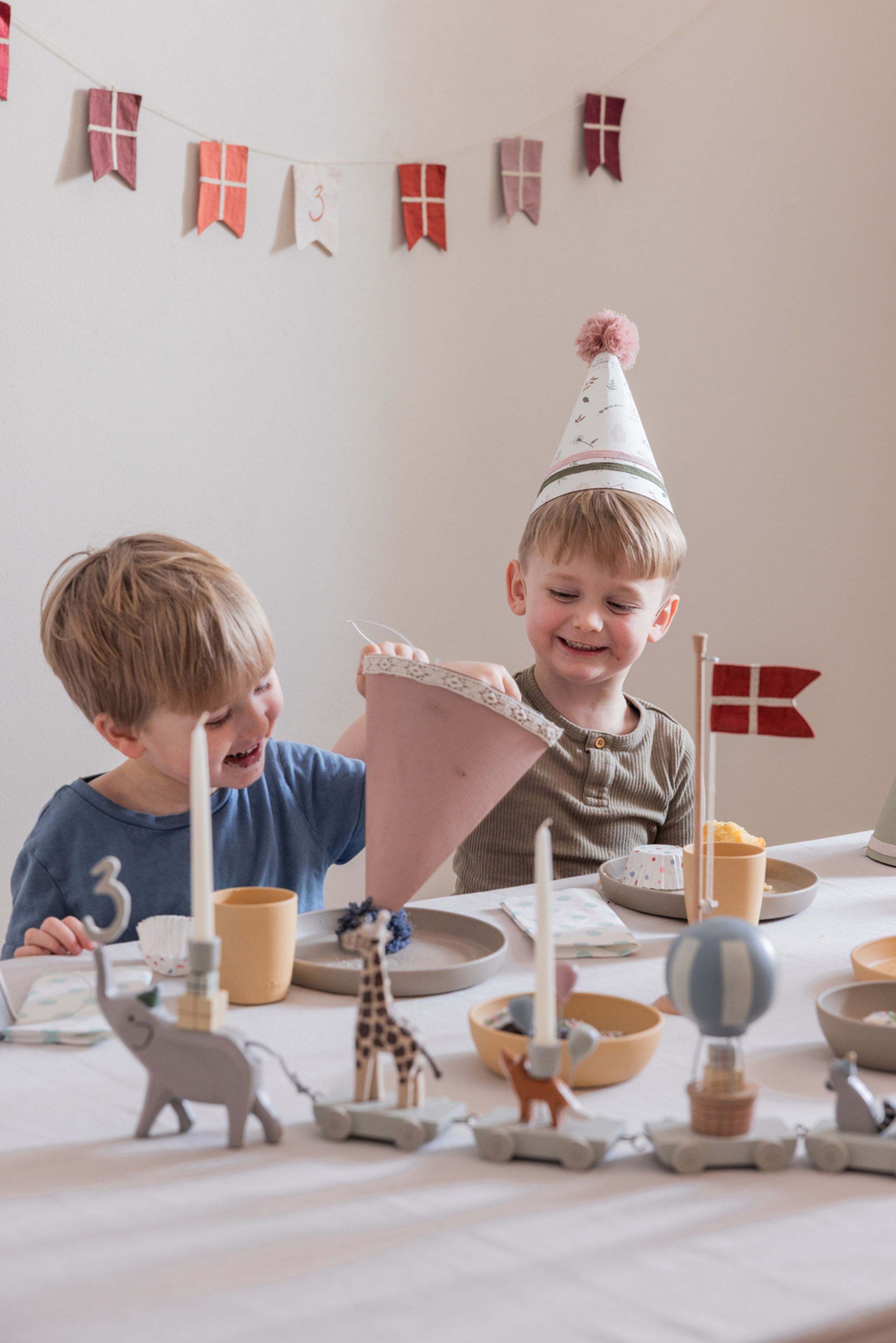 Sebra - Brotdose für Kinder - Birthday Flag Bunting - Rød