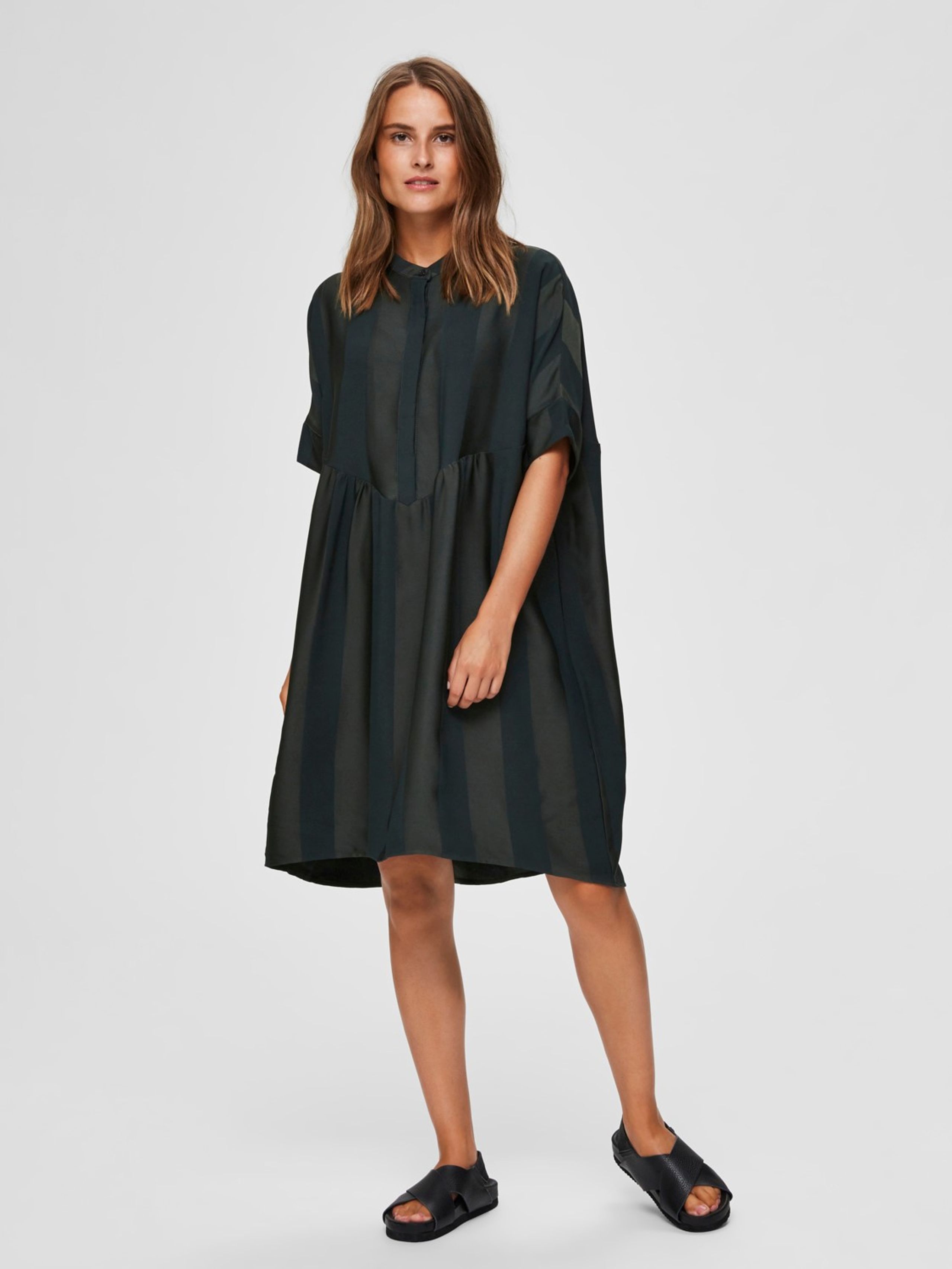 Selected Femme - Kleid - SLFViola SS Oversize Dress - Scarab