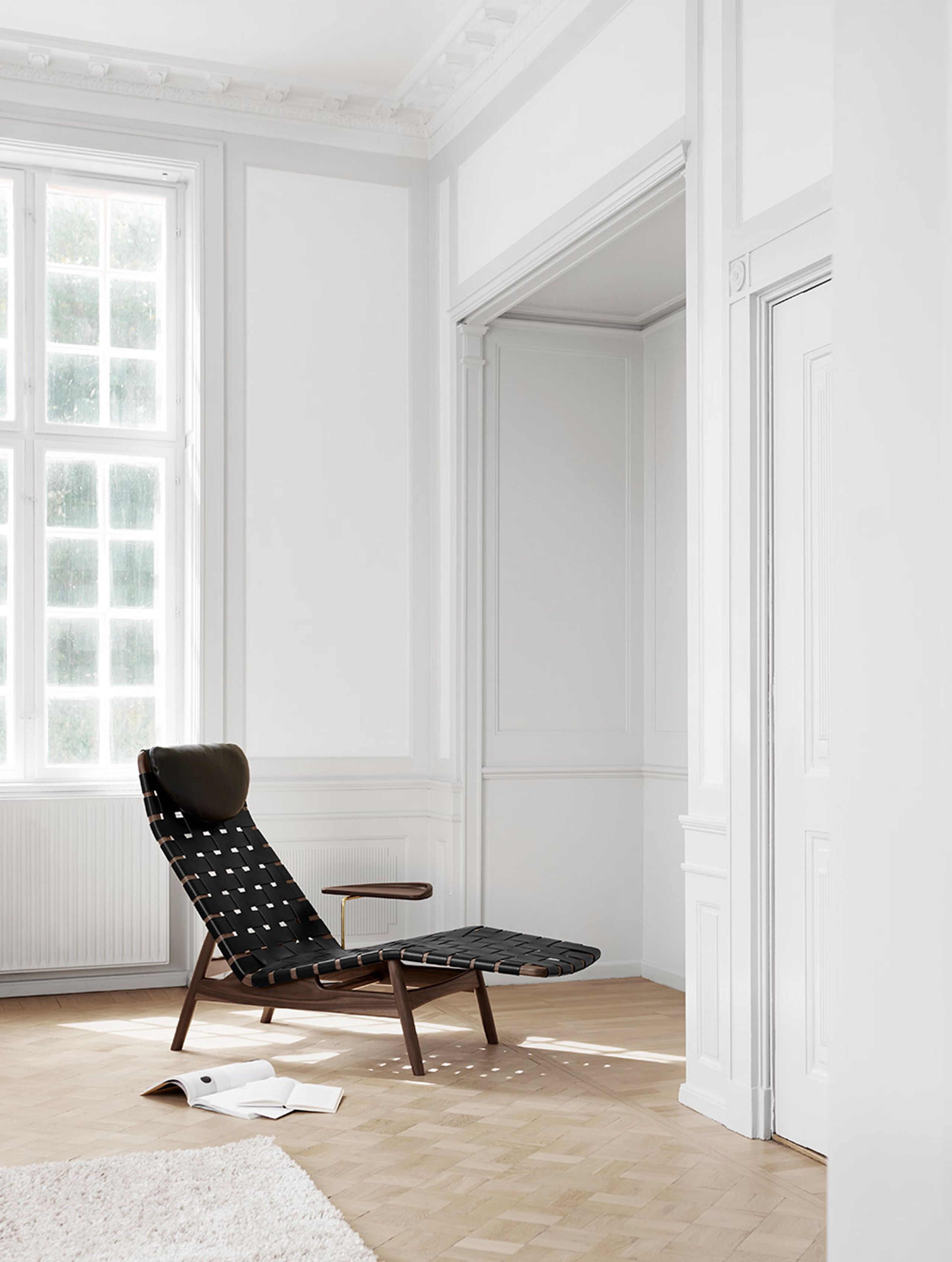 Sibast Furniture - Armchair - AV Egoist Chaiselounge - Black Leather / Walnut