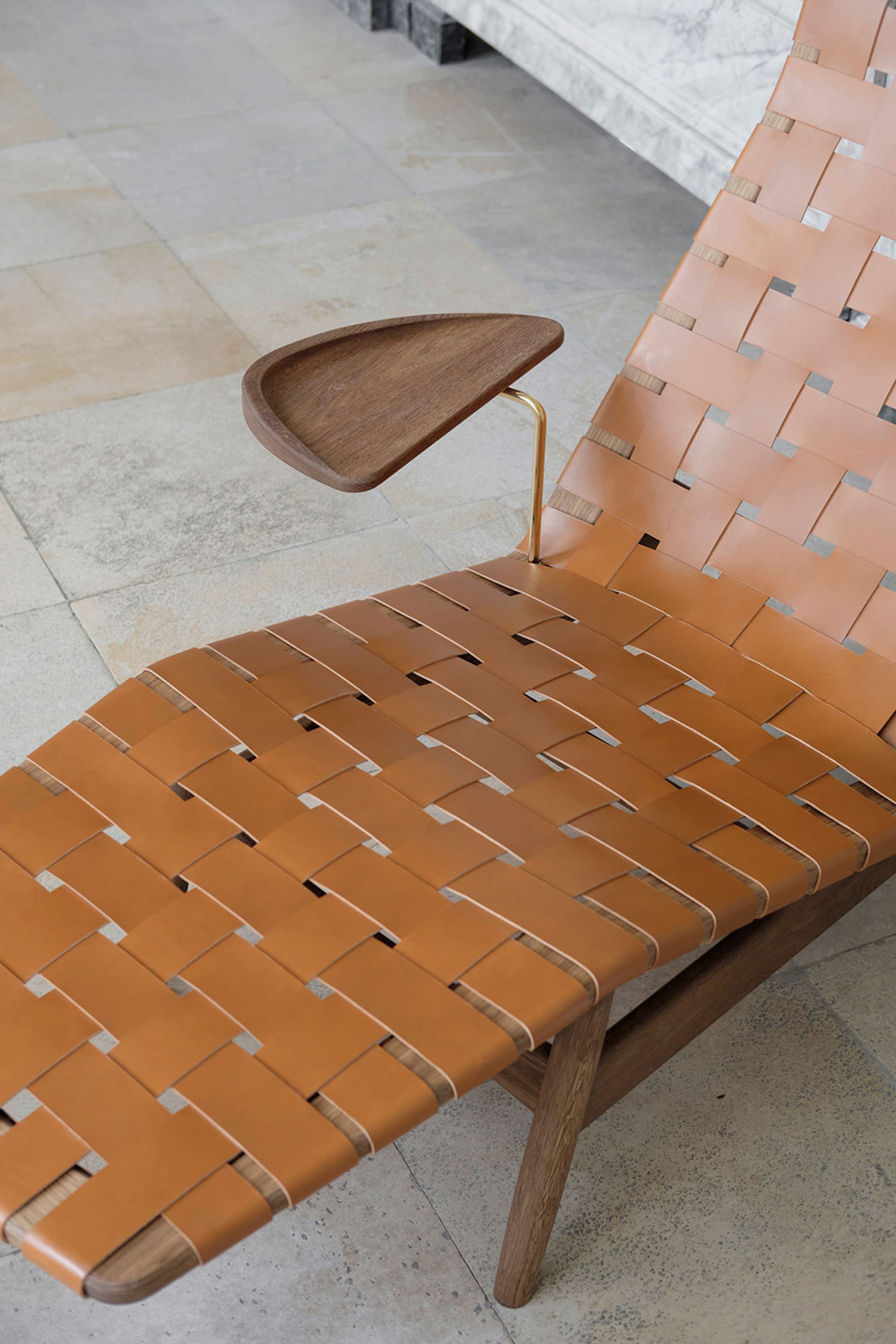Sibast Furniture - Křeslo - AV Egoist Chaiselounge - Cognac Leather / Smoked Oak