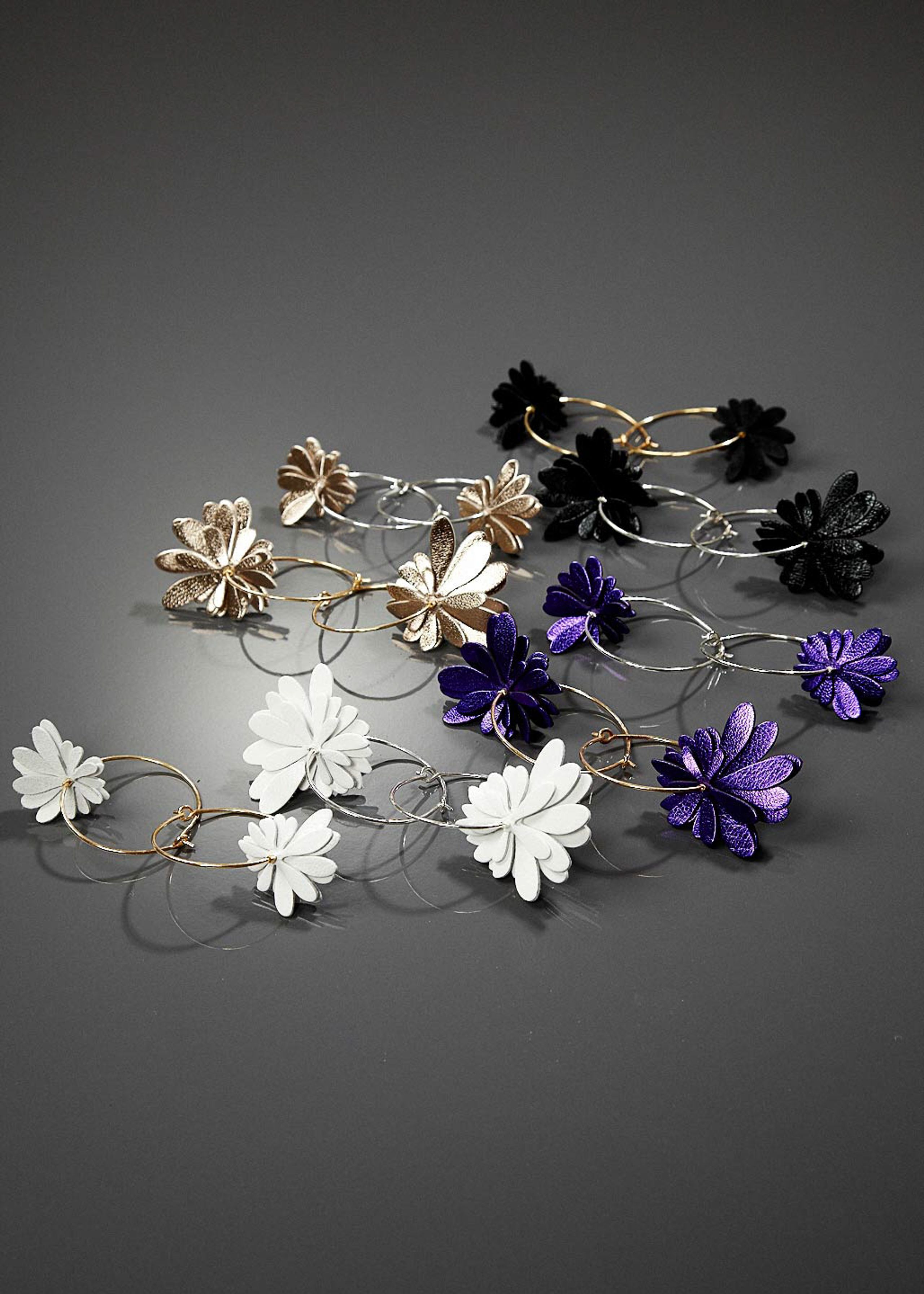 Snygg - Earrings - Flower on Loop small - Purple with silver