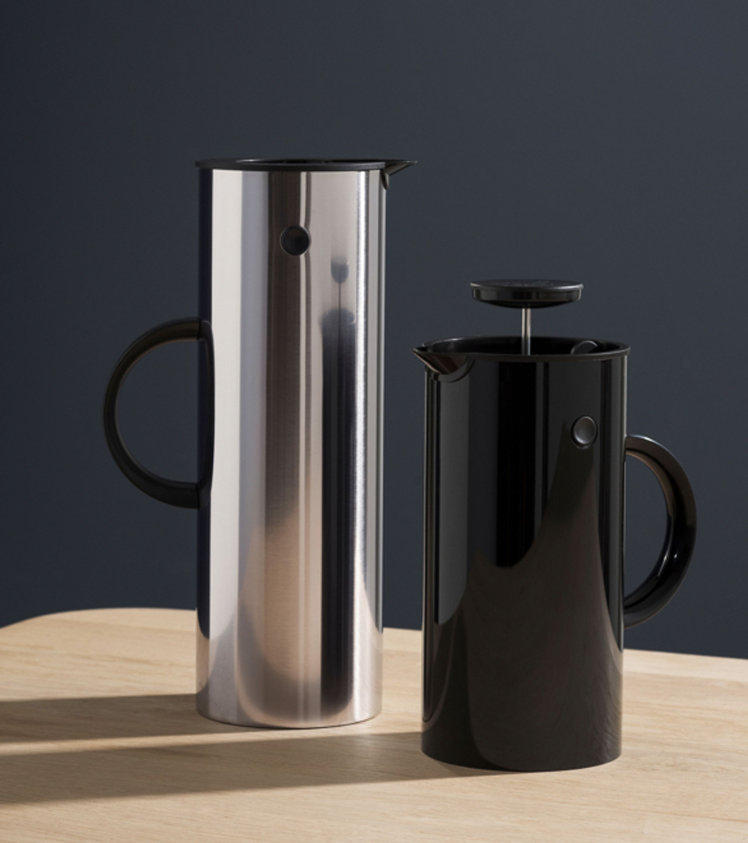 Stelton - Termoska - EM77 Vacuum Jug 1 L - Brushed Brass
