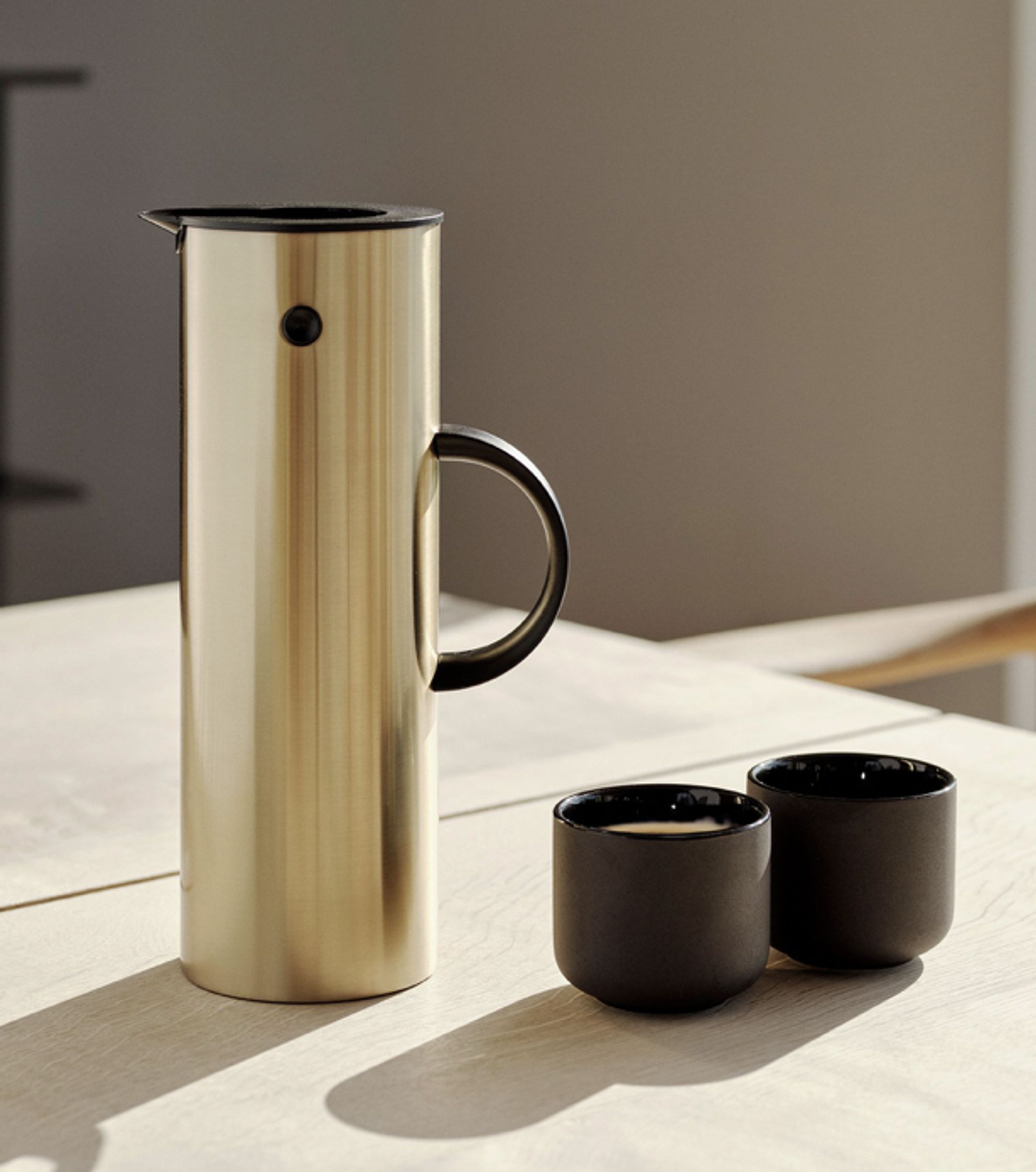 Stelton - Termoska - EM77 Vacuum Jug 1 L - Brushed Brass