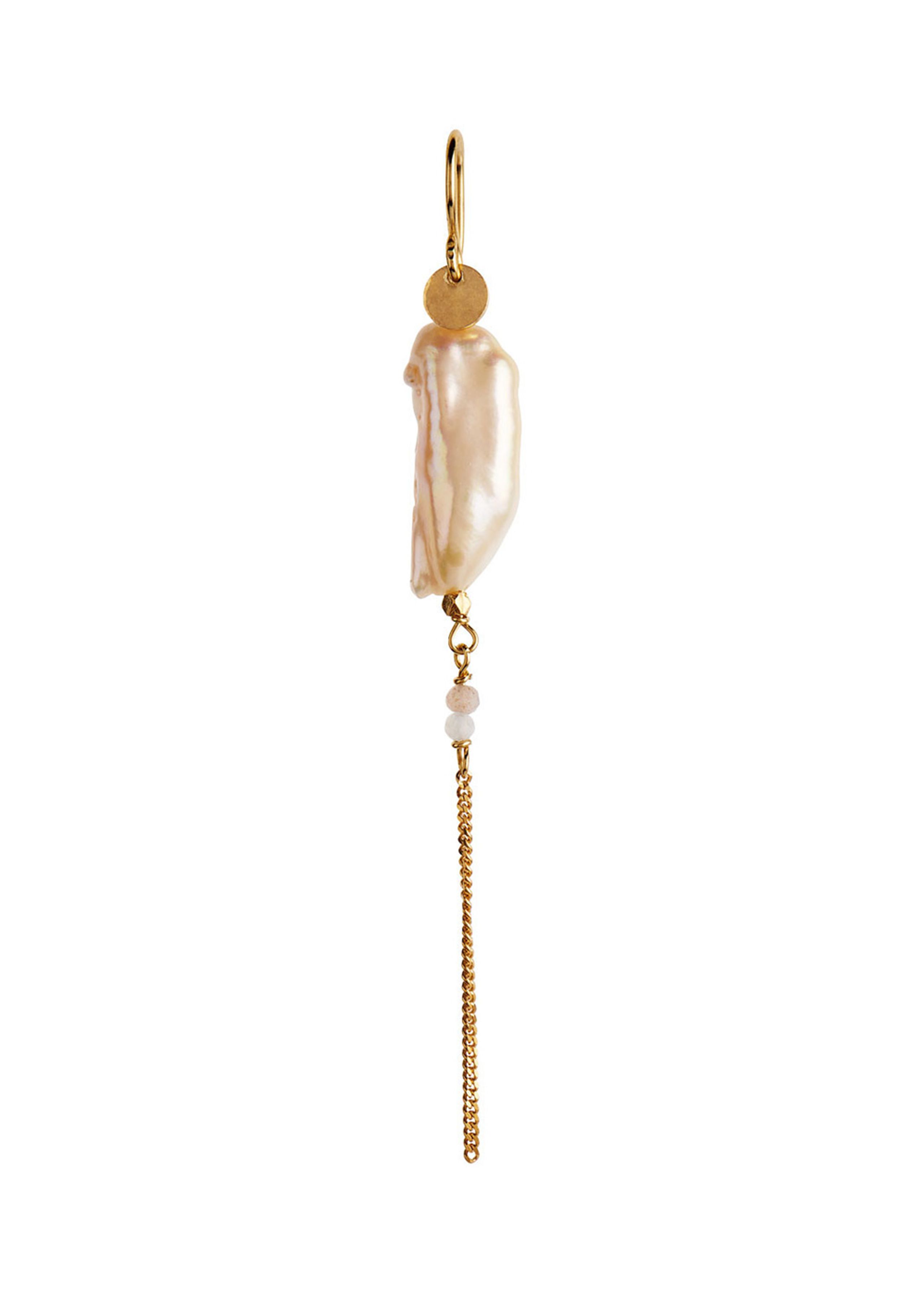Stine A - Náušnice - Long Baroque Pearl with Chain Earring - Peach Sorbet / Gold