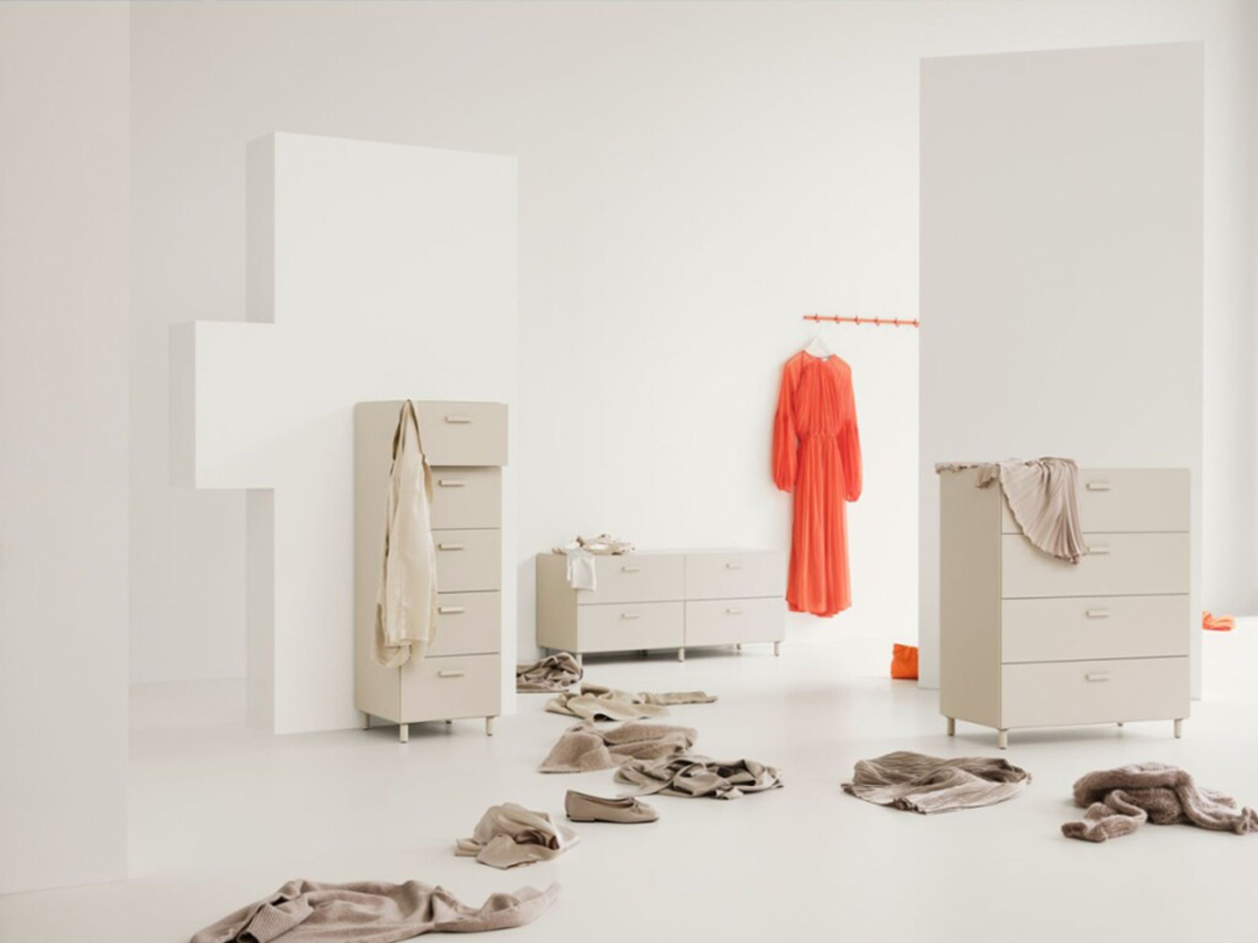 String Furniture - Komoda - Relief Chest Of Drawers - Low - White - Plinth