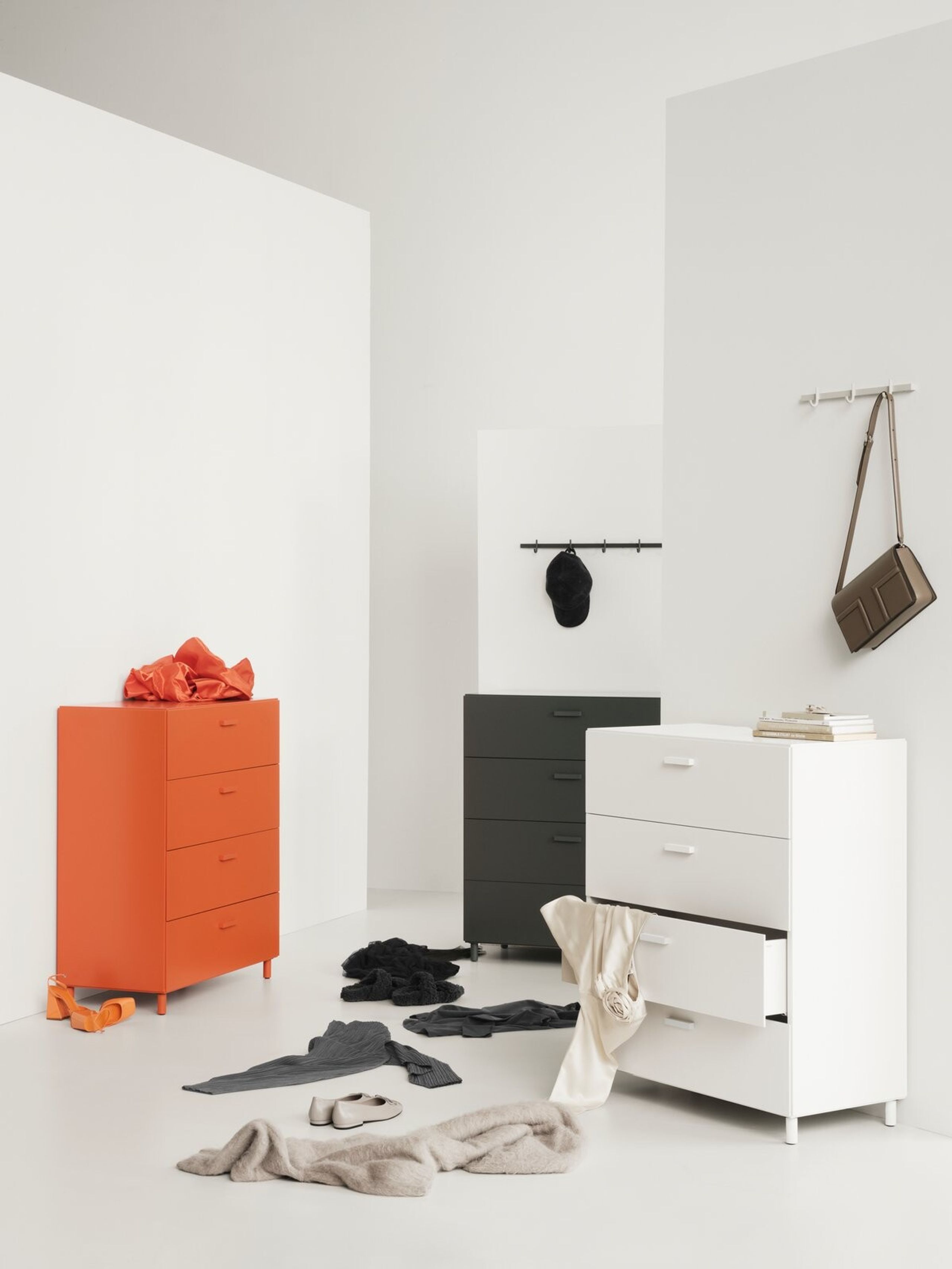 String Furniture - Komoda - Relief Chest Of Drawers - Low - White - Plinth