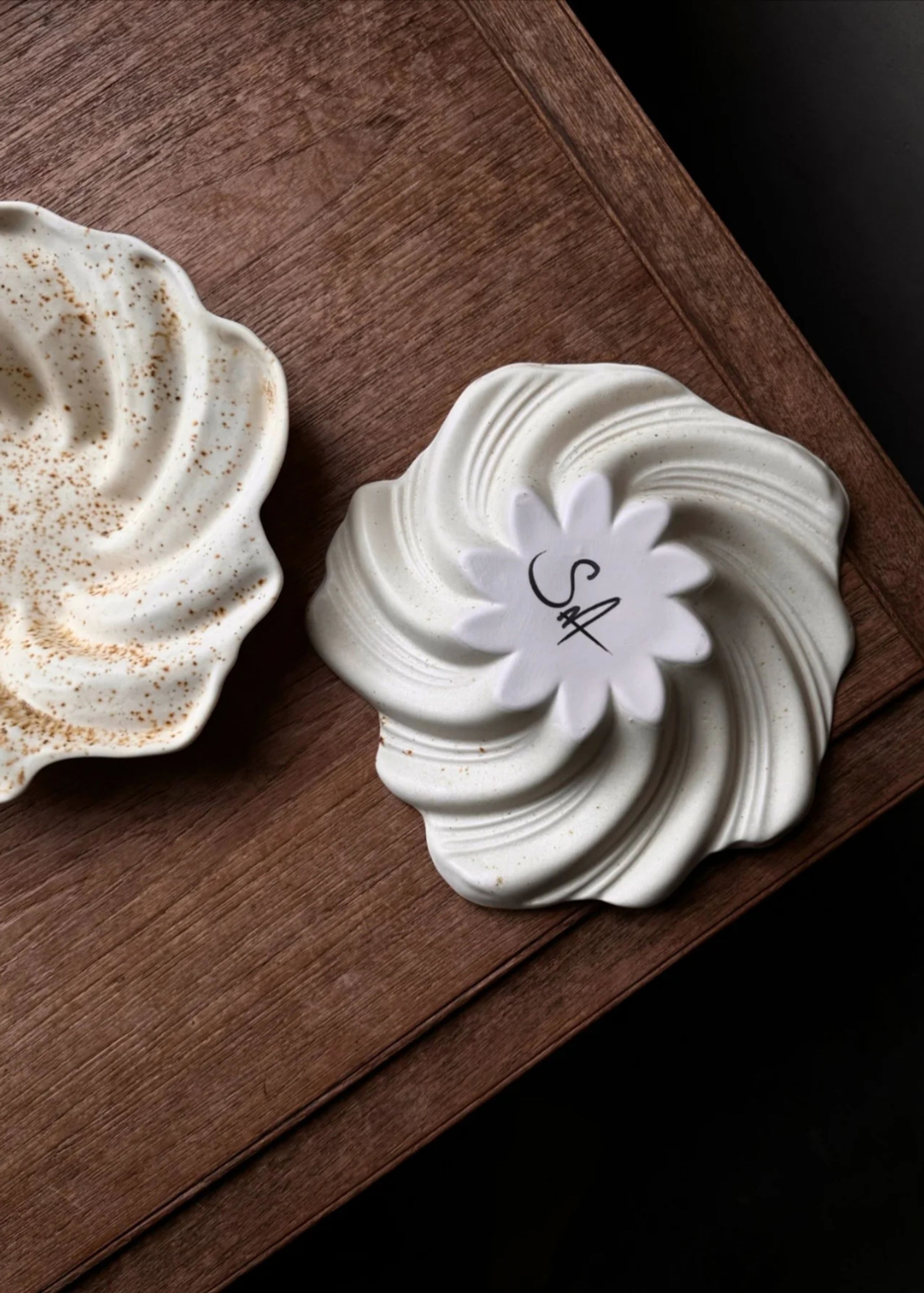 Studio Aarhus - Plato - Shell bowl - Hvid / brun