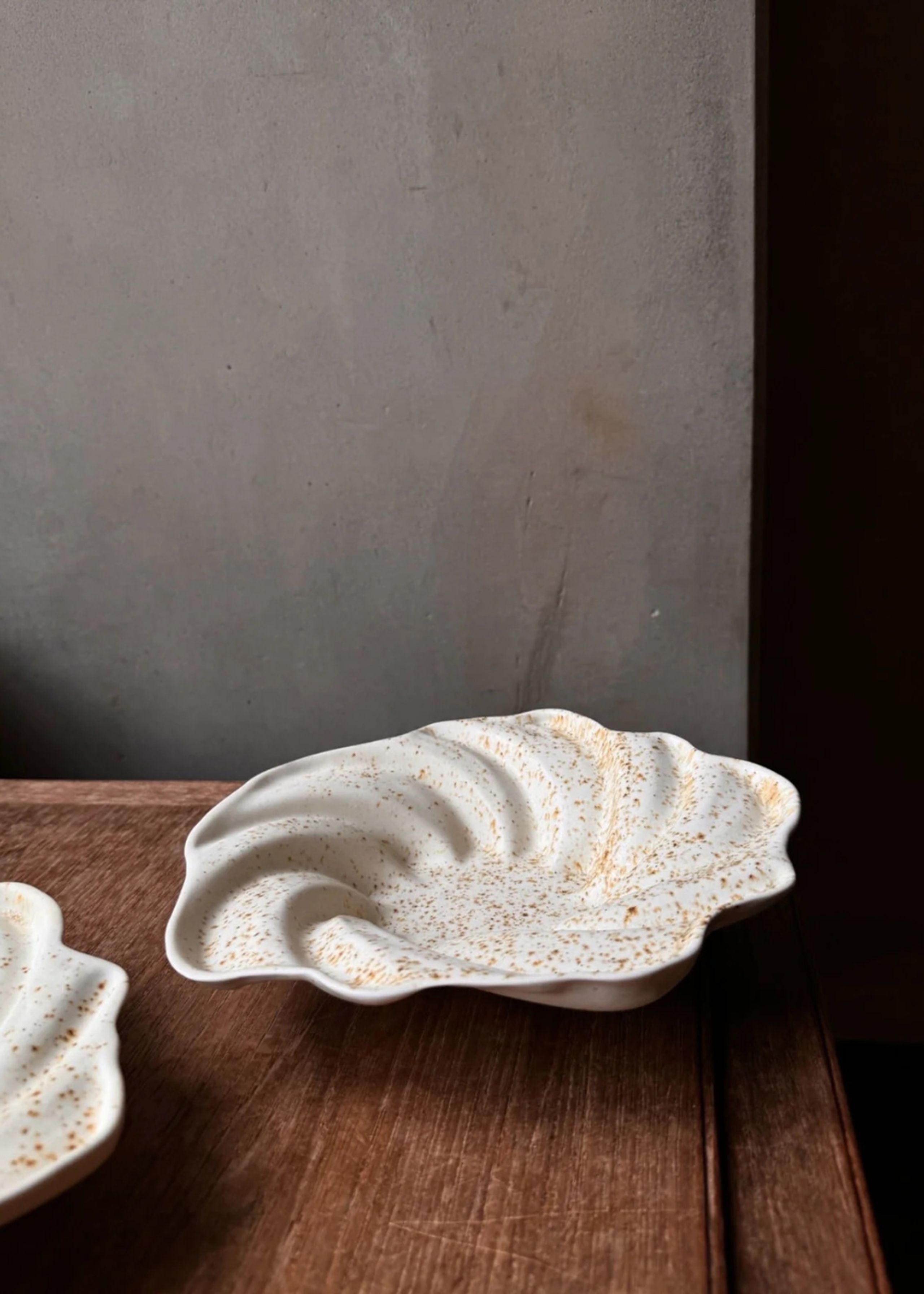 Studio Aarhus - Plato - Shell bowl - Hvid / brun