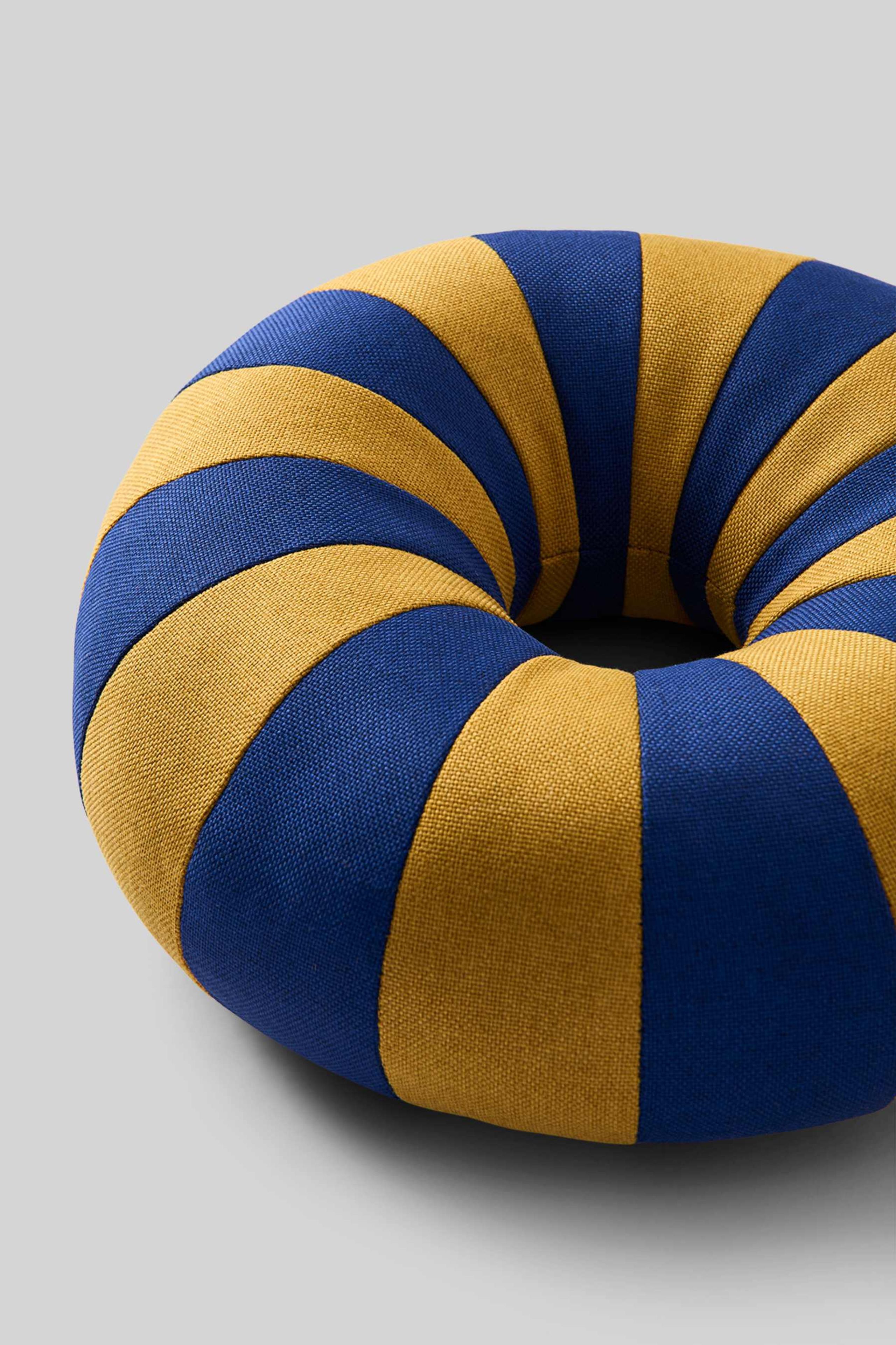 Studio About - Poduszka - Float Pillow - FLOAT PILLOW, DARK BLUE/OCHRE