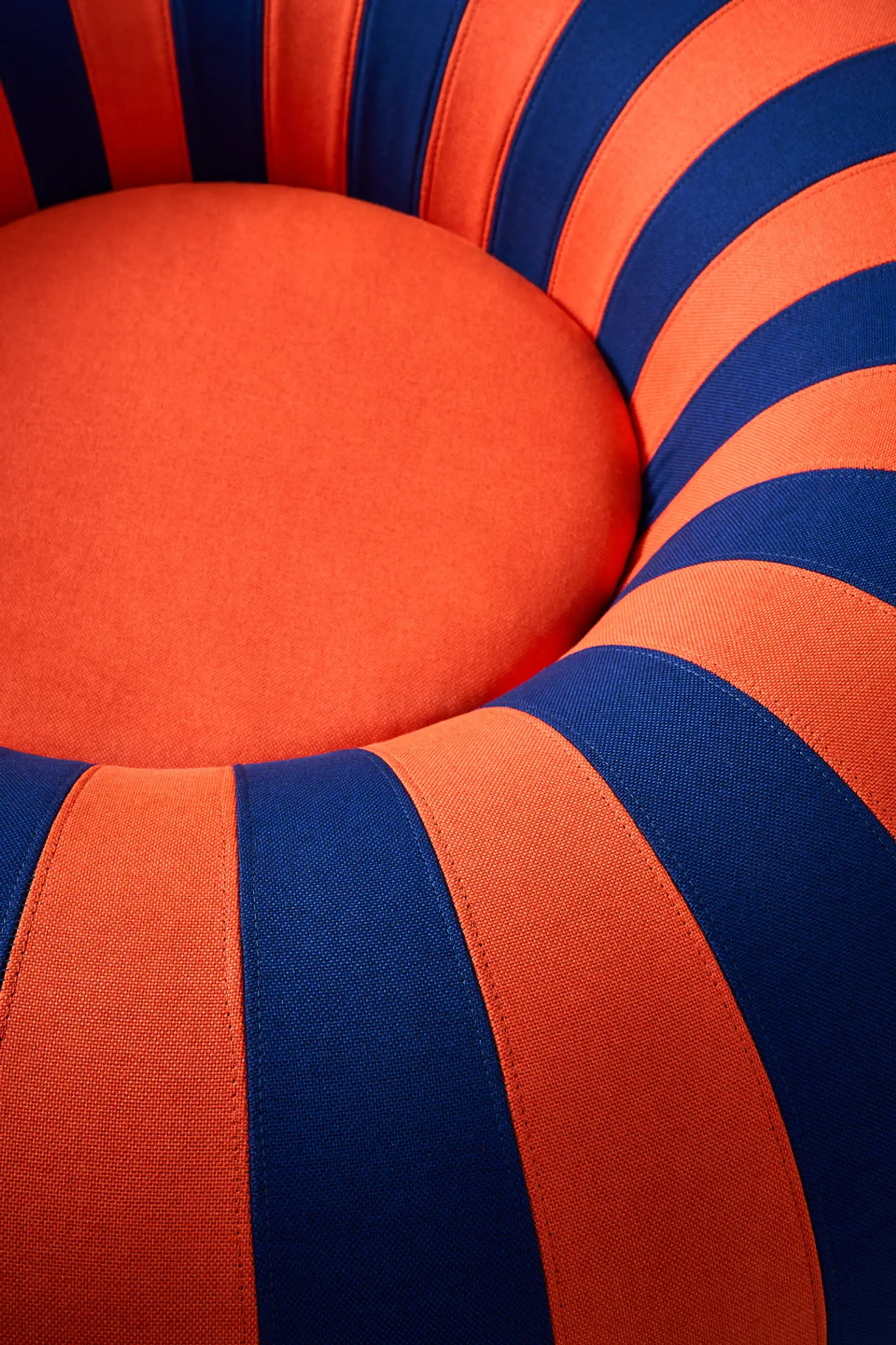 Studio About - Puf - Float / By Mikkel Lang Mikkelsen - Dark Blue/Red - Large