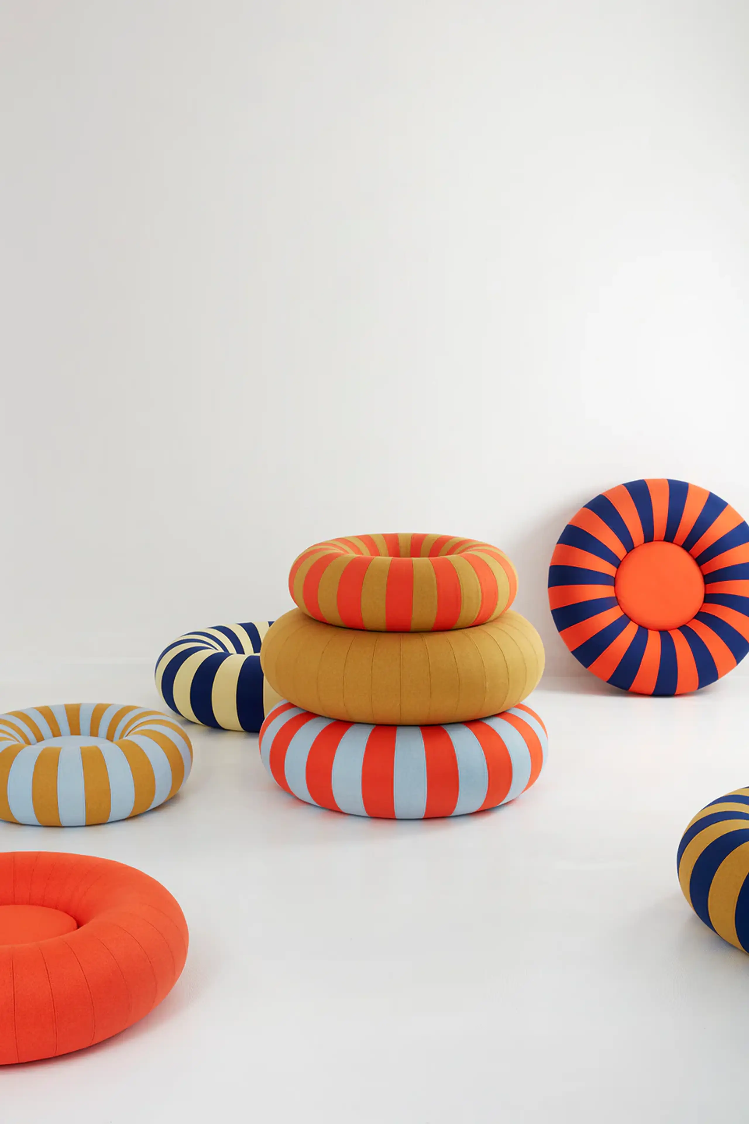 Studio About - Puf - Float / By Mikkel Lang Mikkelsen - Dark Blue/Red - Large