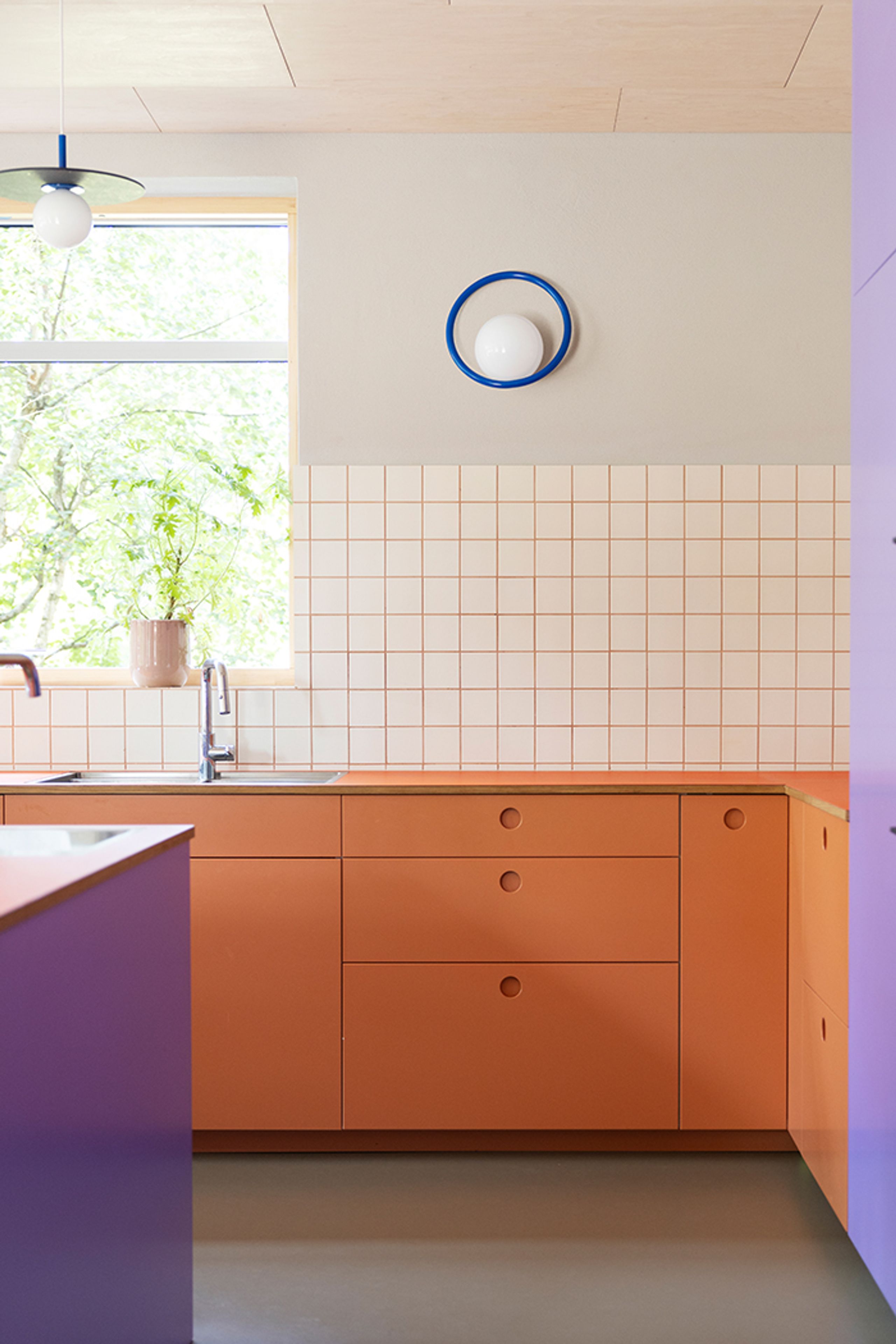 Swedish Ninja - Nástěnné svítidlo - Hula Hoop Wall Lamp - Cord, Switch, & Plug - Bubblegum Pink