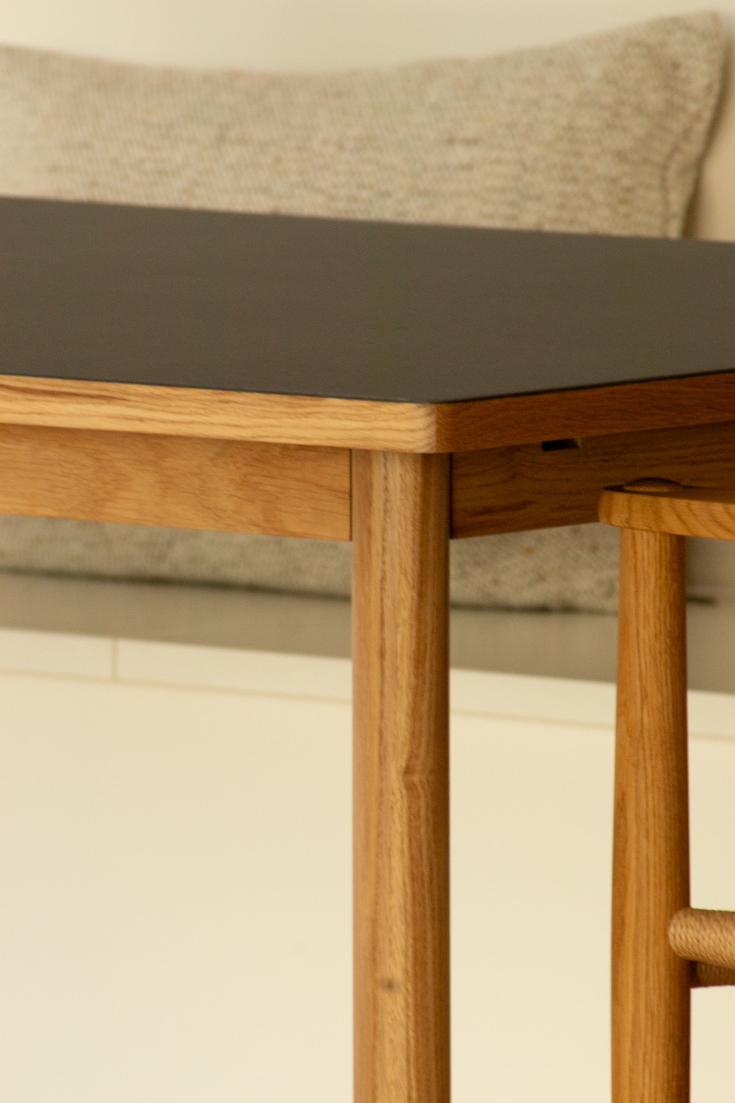 Tablelab - Spisebord - Essential Oak 140x90cm - Charcoal