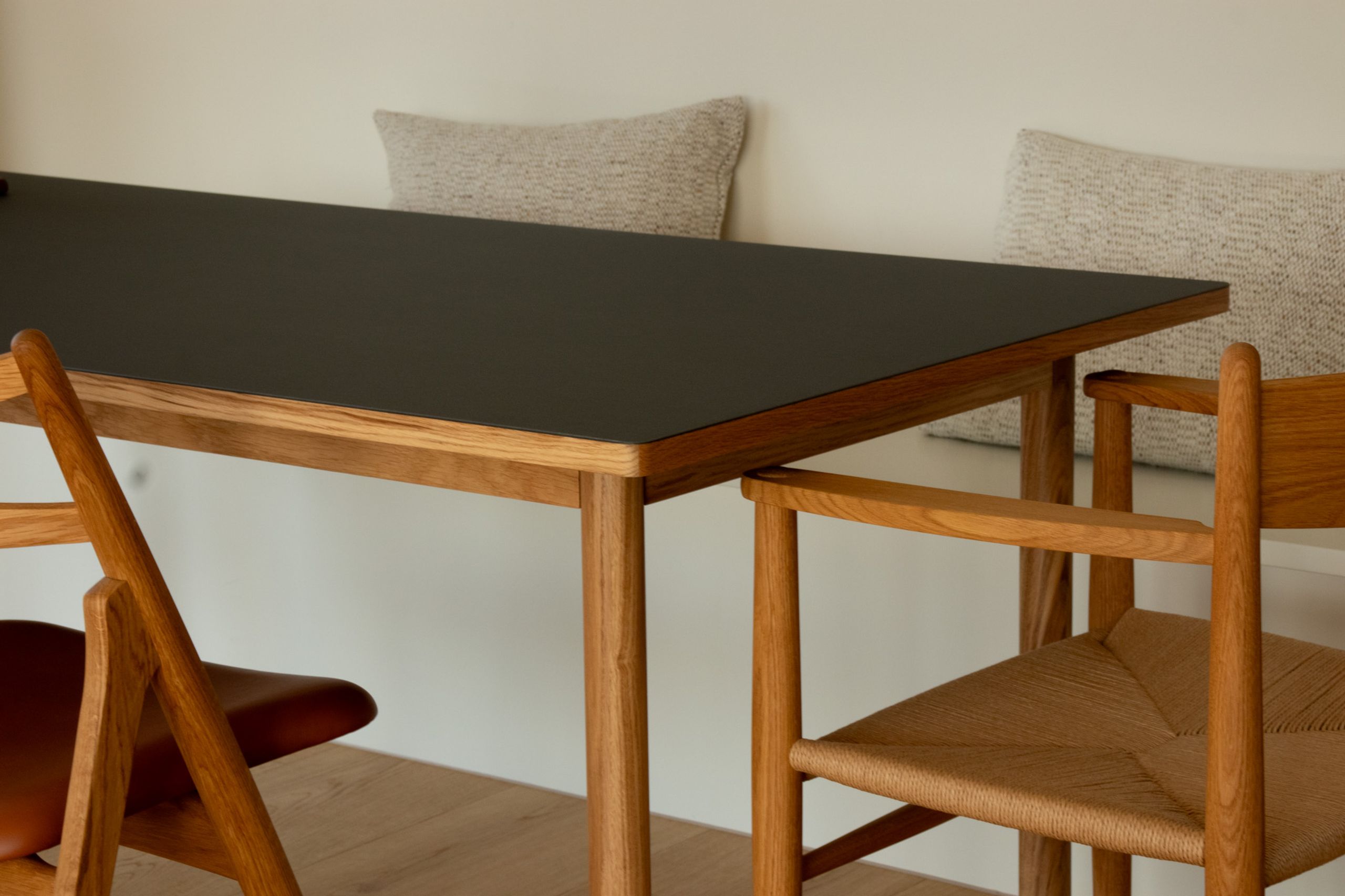 Tablelab - Spisebord - Essential Oak 140x90cm - Charcoal
