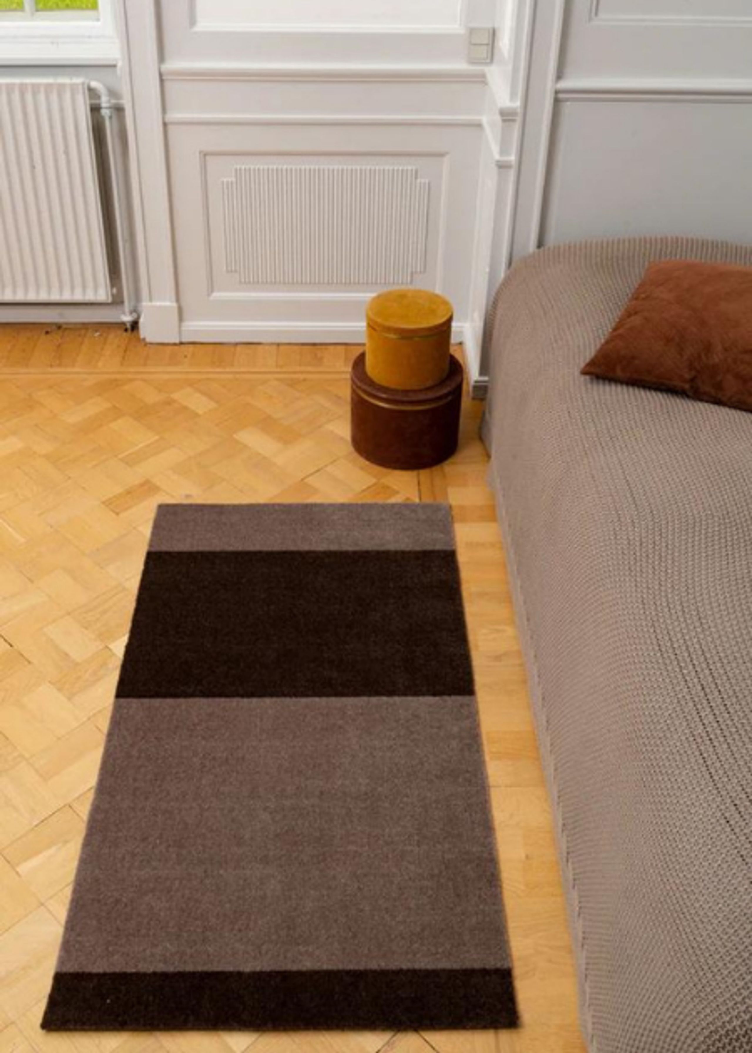 Tica Copenhagen - Rug - STRIPES HORIZON - Sand/Brown