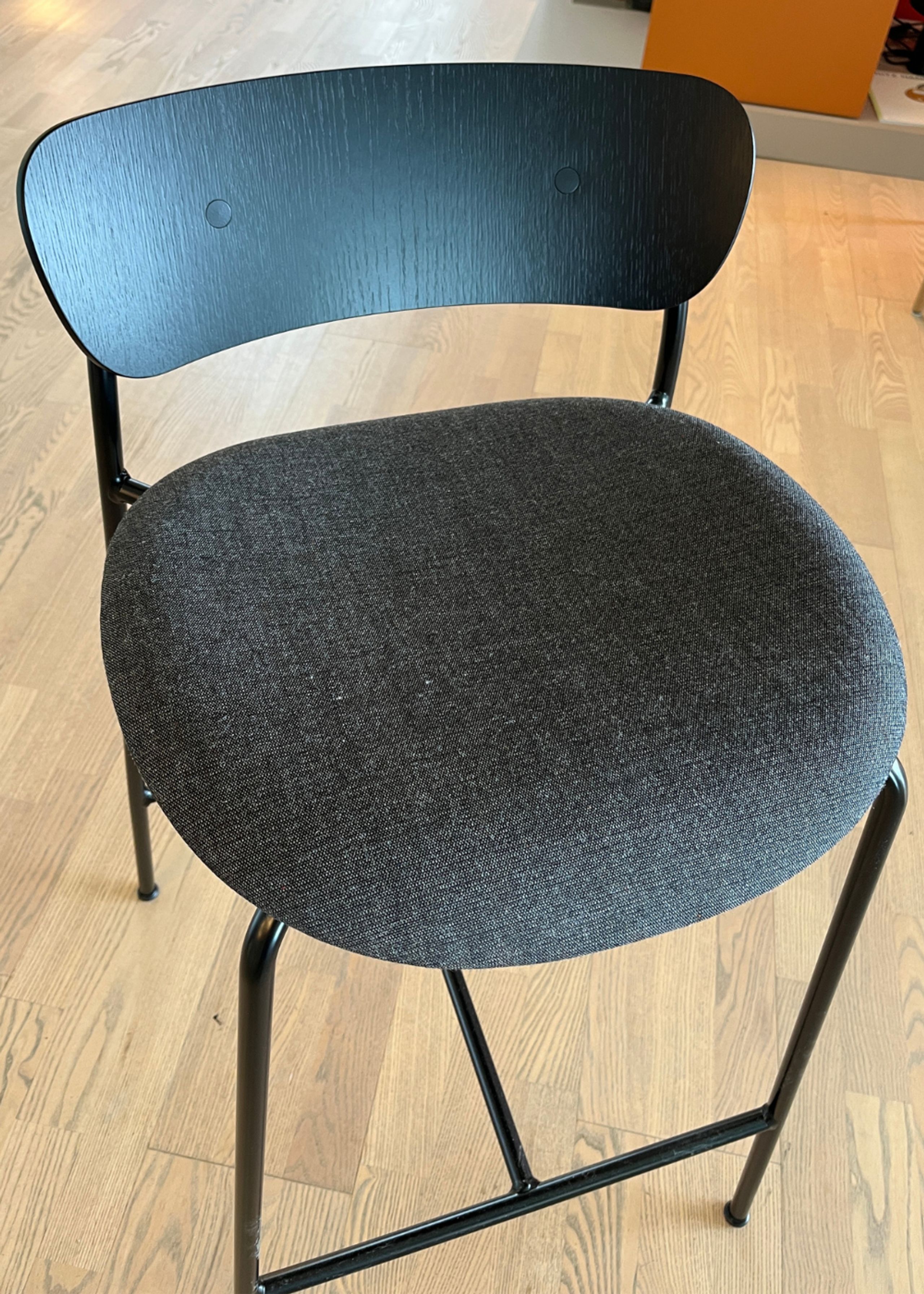 &tradition - Bar stool - Pavilion AV7 & AV8 by Anderssen & Voll - AV8 - Black lacquered Oak / Canvas 174 with black bracket - Exhibition model