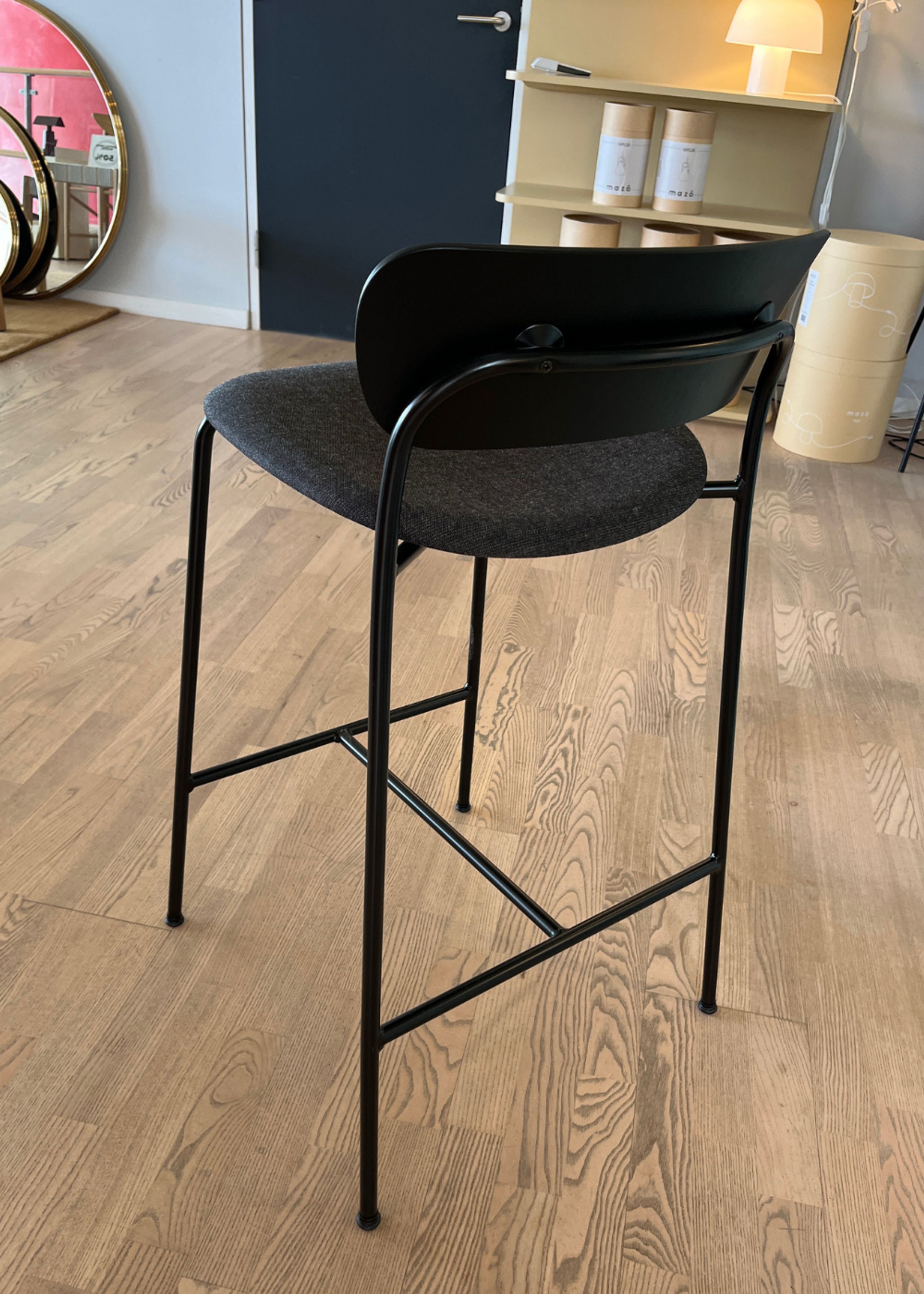 &tradition - Bar stool - Pavilion AV7 & AV8 by Anderssen & Voll - AV8 - Black lacquered Oak / Canvas 174 with black bracket - Exhibition model