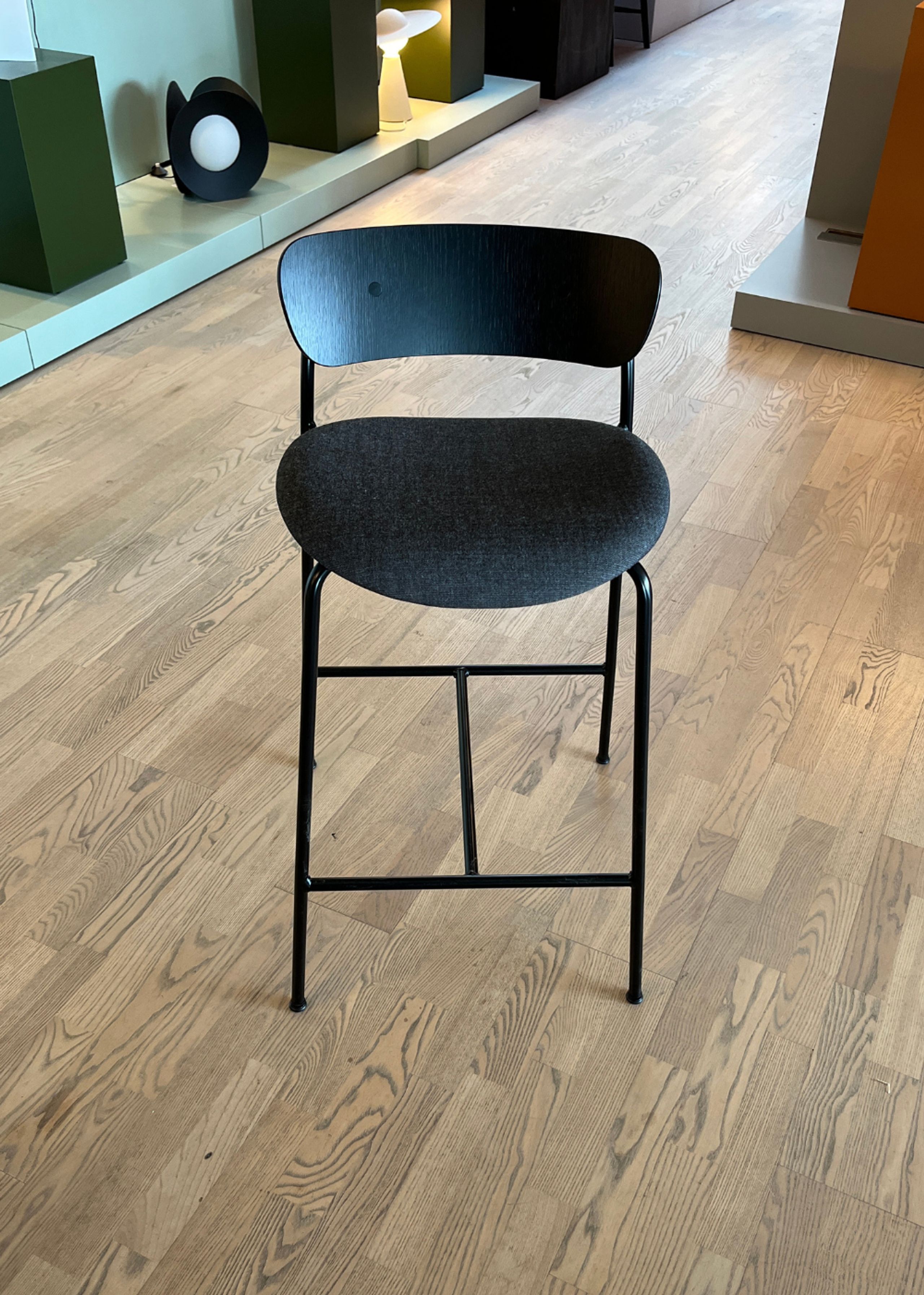 &tradition - Bar stool - Pavilion AV7 & AV8 by Anderssen & Voll - AV8 - Black lacquered Oak / Canvas 174 with black bracket - Exhibition model