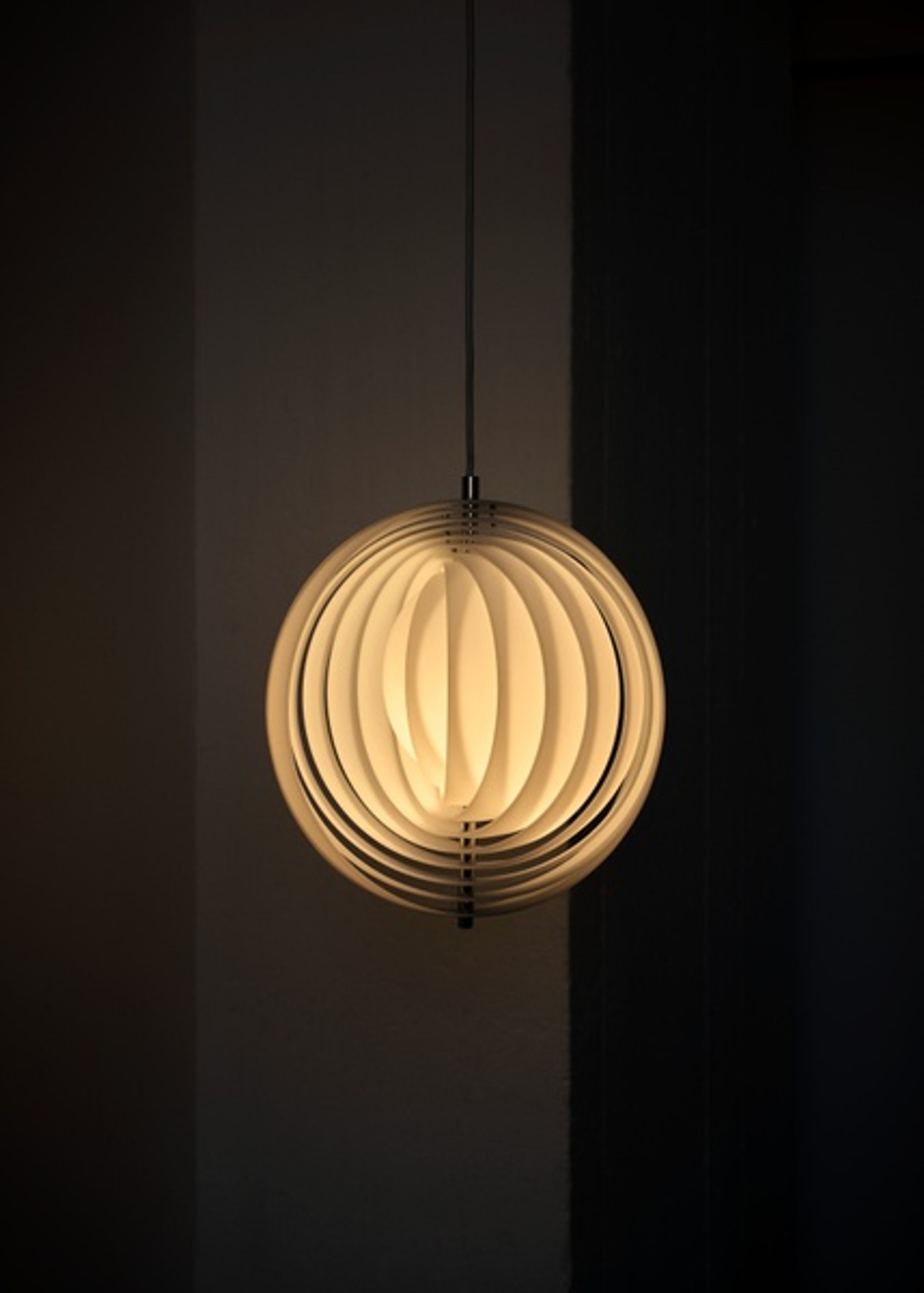 Verpan - Pendelleuchte - Moon Pendant by Verner Panton - Opal - Small