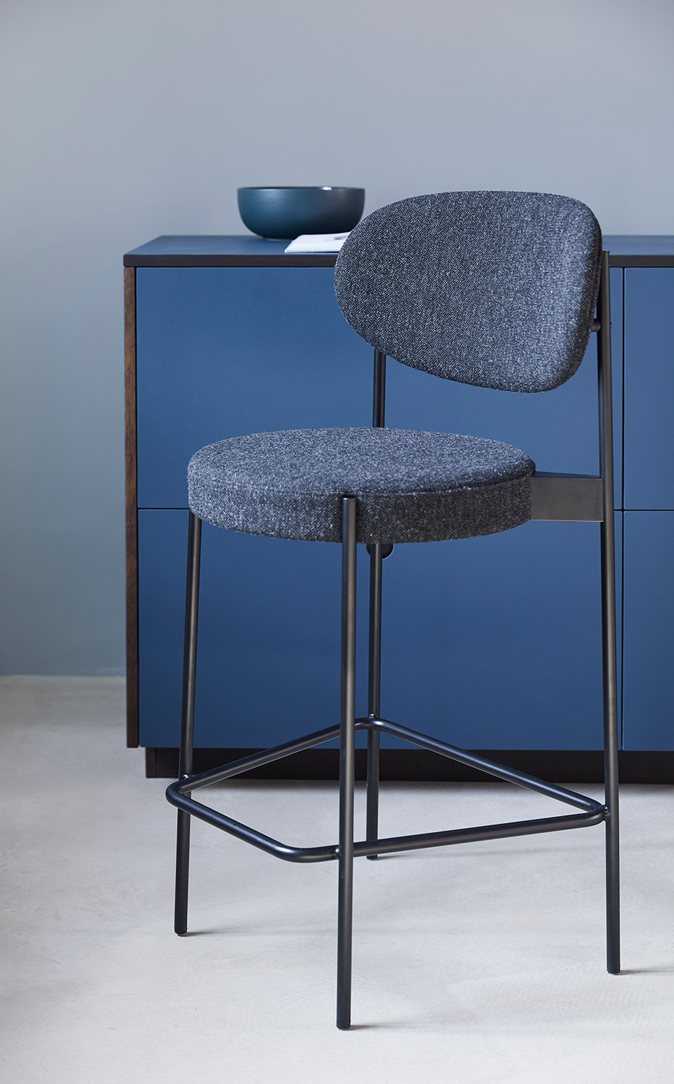 Verpan - Cadeira - 430 Bar Stool by Verner Panton - Black / Hallingdal 130