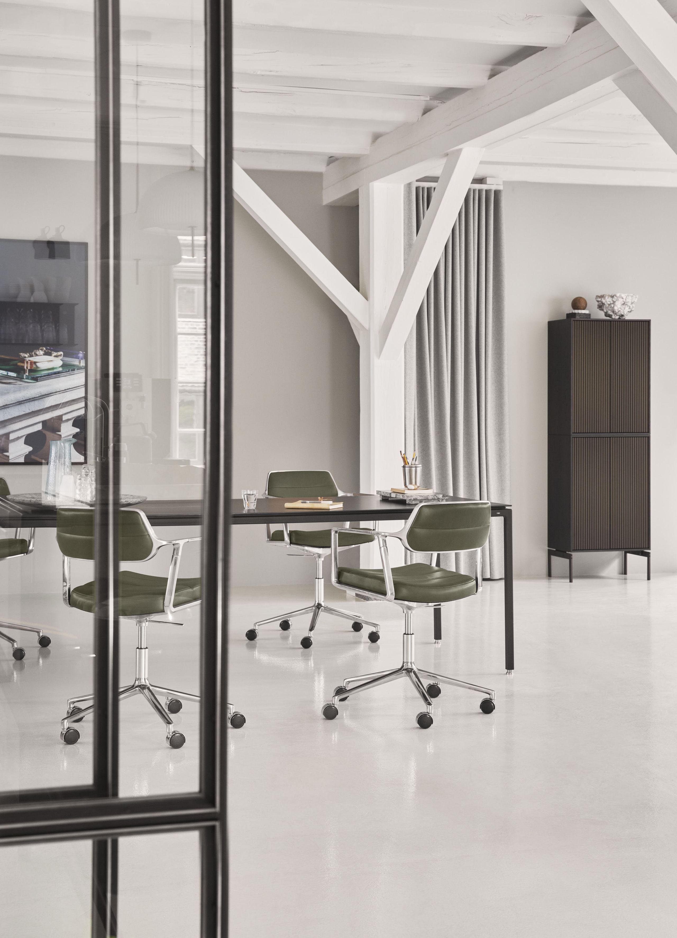 Vipp - Kontorstol - Vipp453 Swivel+ - Camel Leather 101 / Polished Frame - Castors