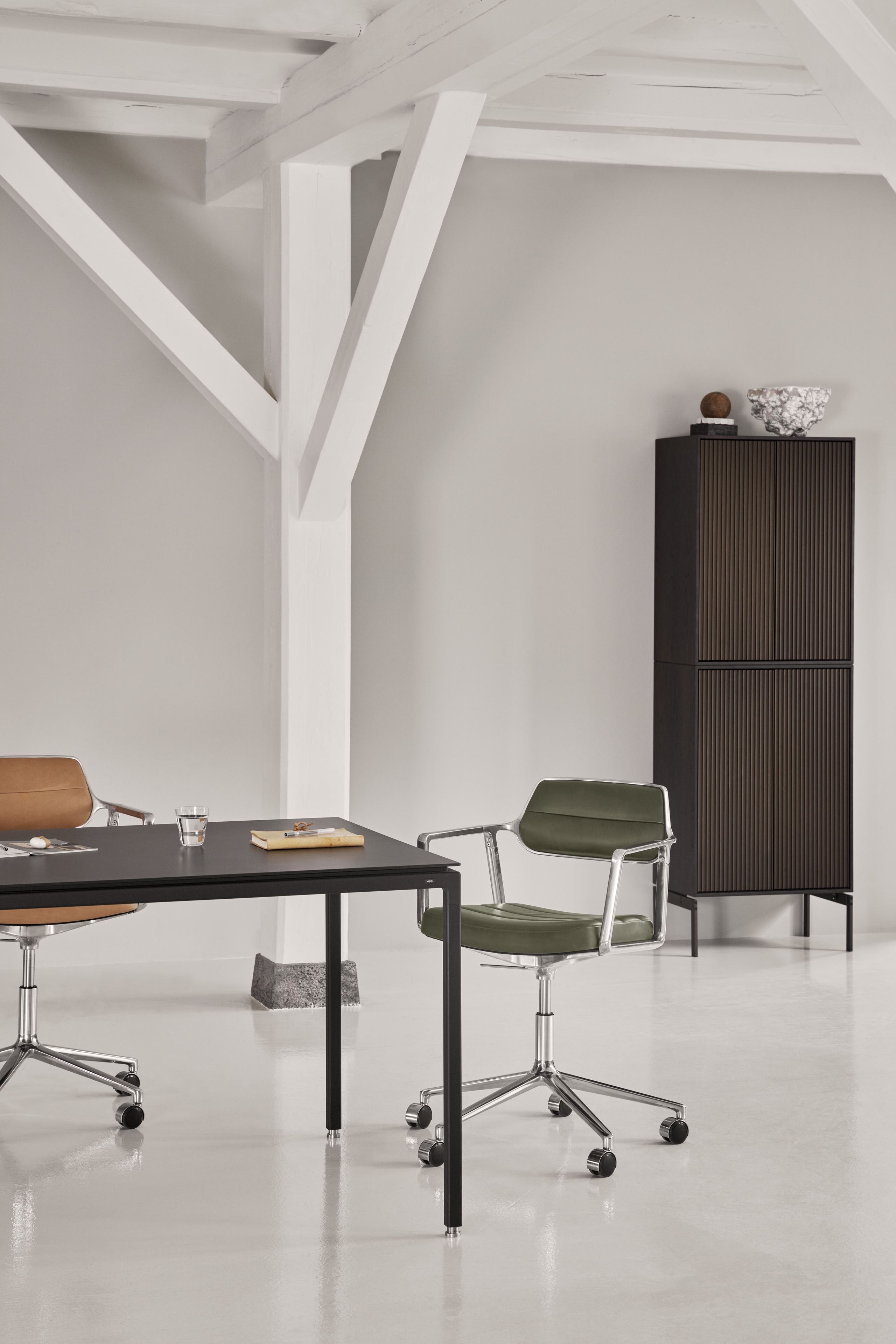 Vipp - Kontorstol - Vipp453 Swivel+ - Camel Leather 101 / Polished Frame - Castors