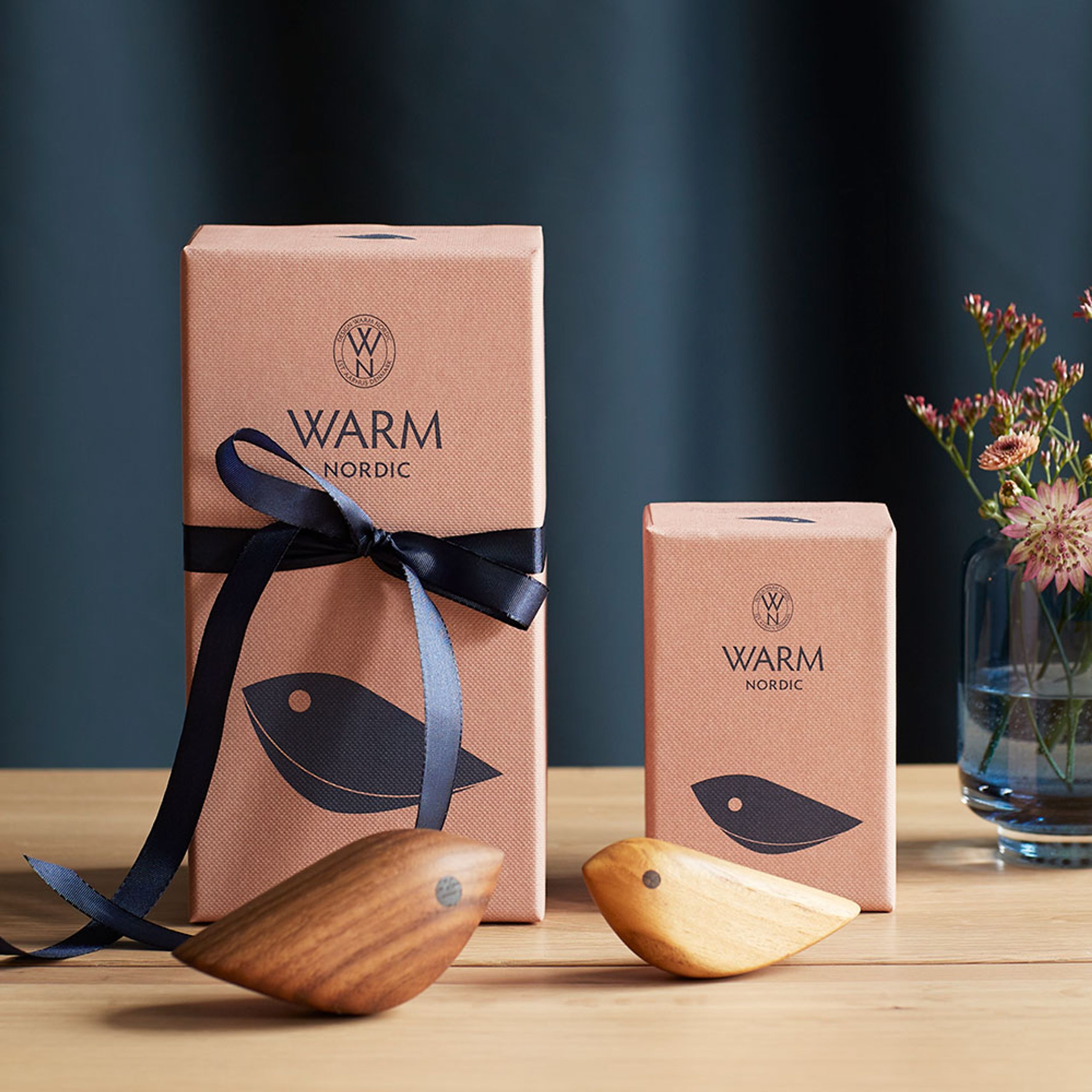 Warm Nordic - Rysunek - Twirling Bird - Medium - Valnød