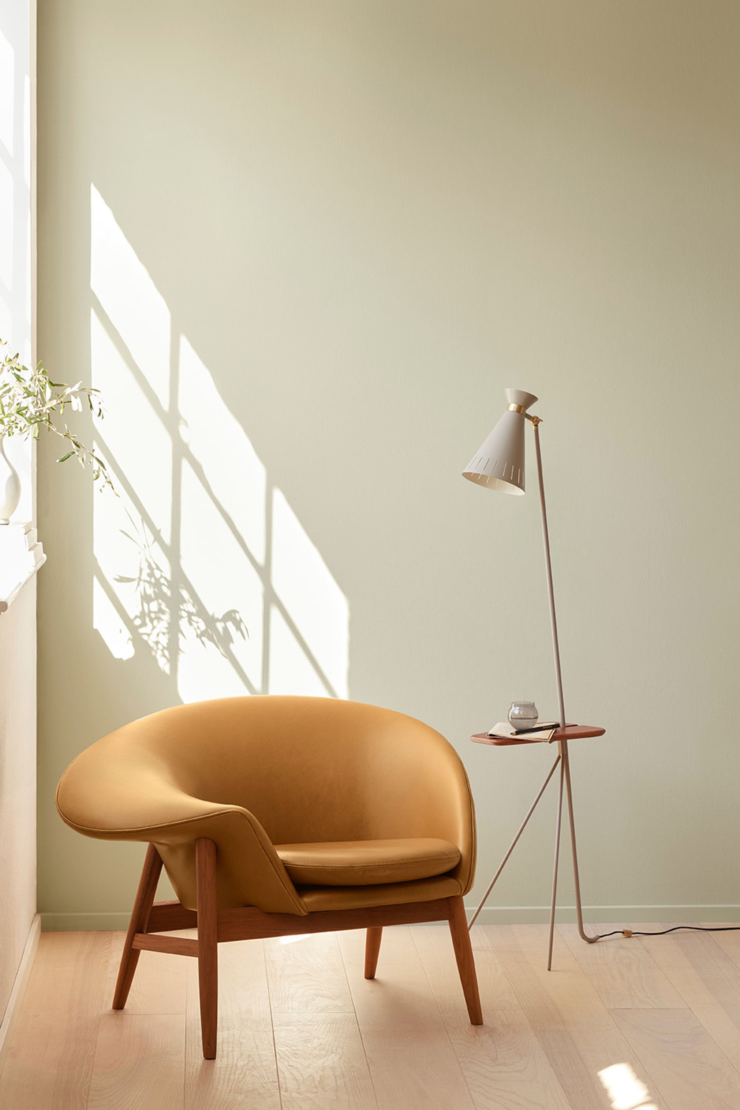 Warm Nordic - Armchair - Fried Egg Chair / Oiled Teak - Hero 551 (Apple Red) / Canvas 614 (Pale Rose)