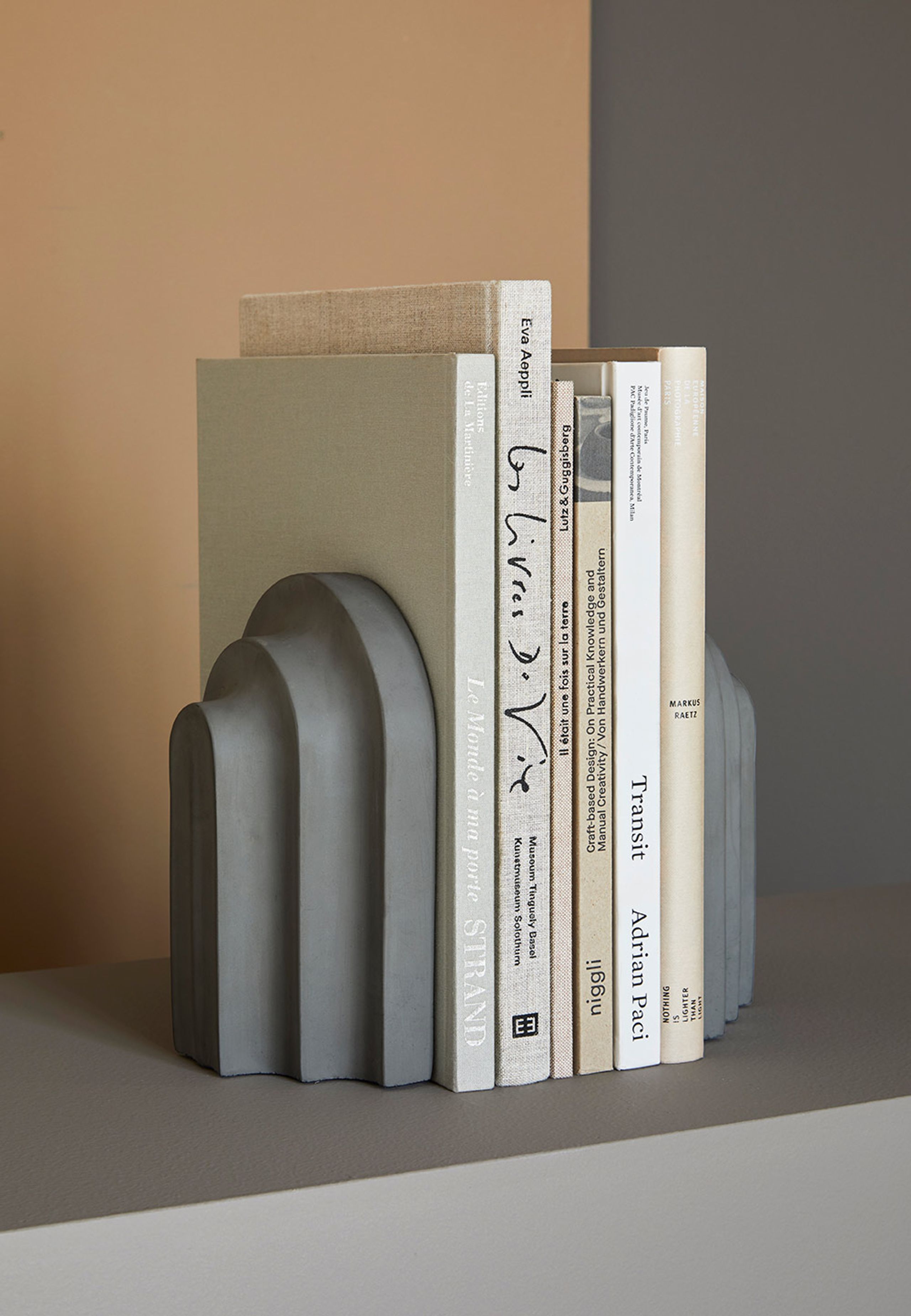 Woud - Buchstütze - Arkiv bookend - Grey Concrete