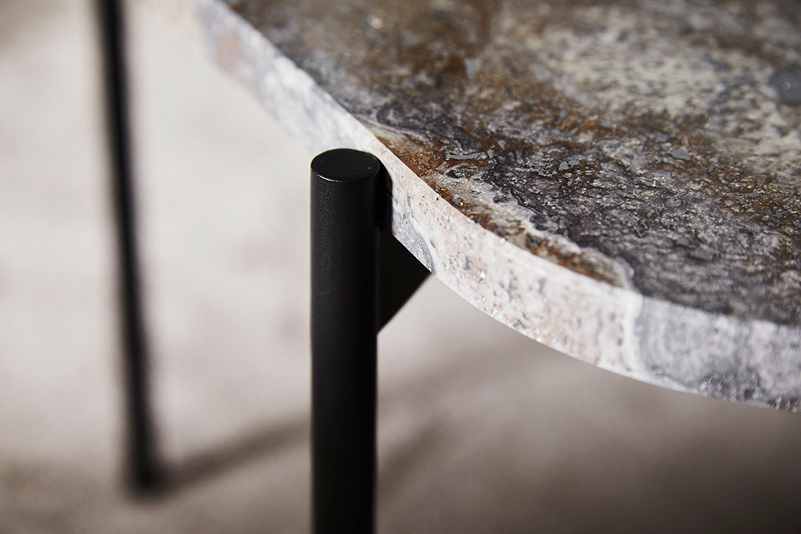 Woud - Tabela - La Terra occasional table - Grey Melange Travertine - Medium