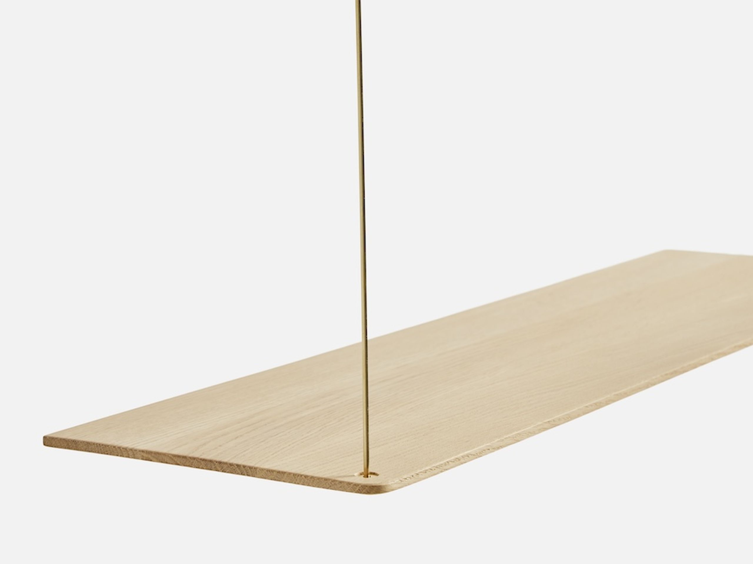 Woud - Hylde - Stedge hylde jubilæum - Hvidpigmenteret lakeret eg, solid brass