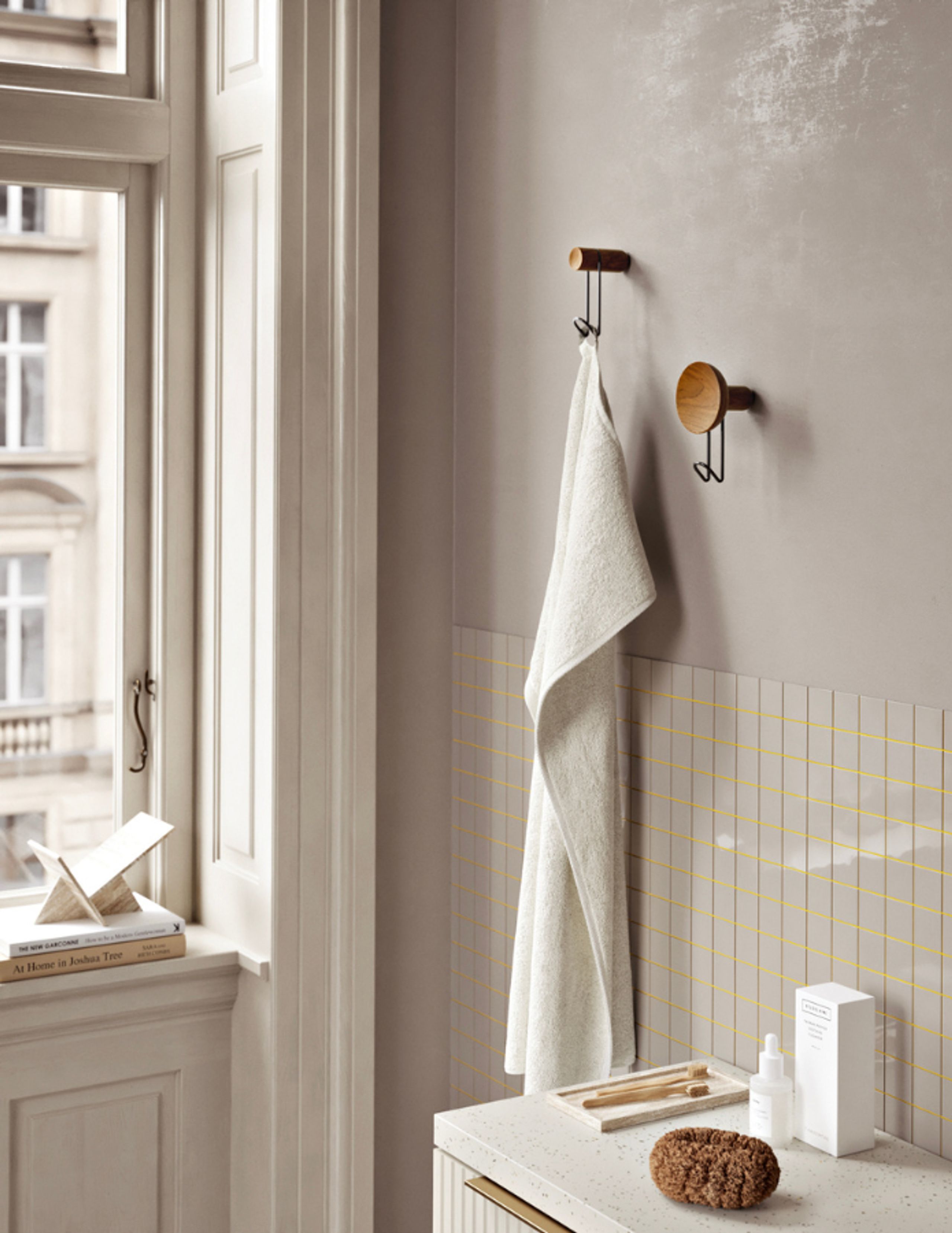 Woud - Haken - Around Wall Hanger - Black/Satin Brass - Small