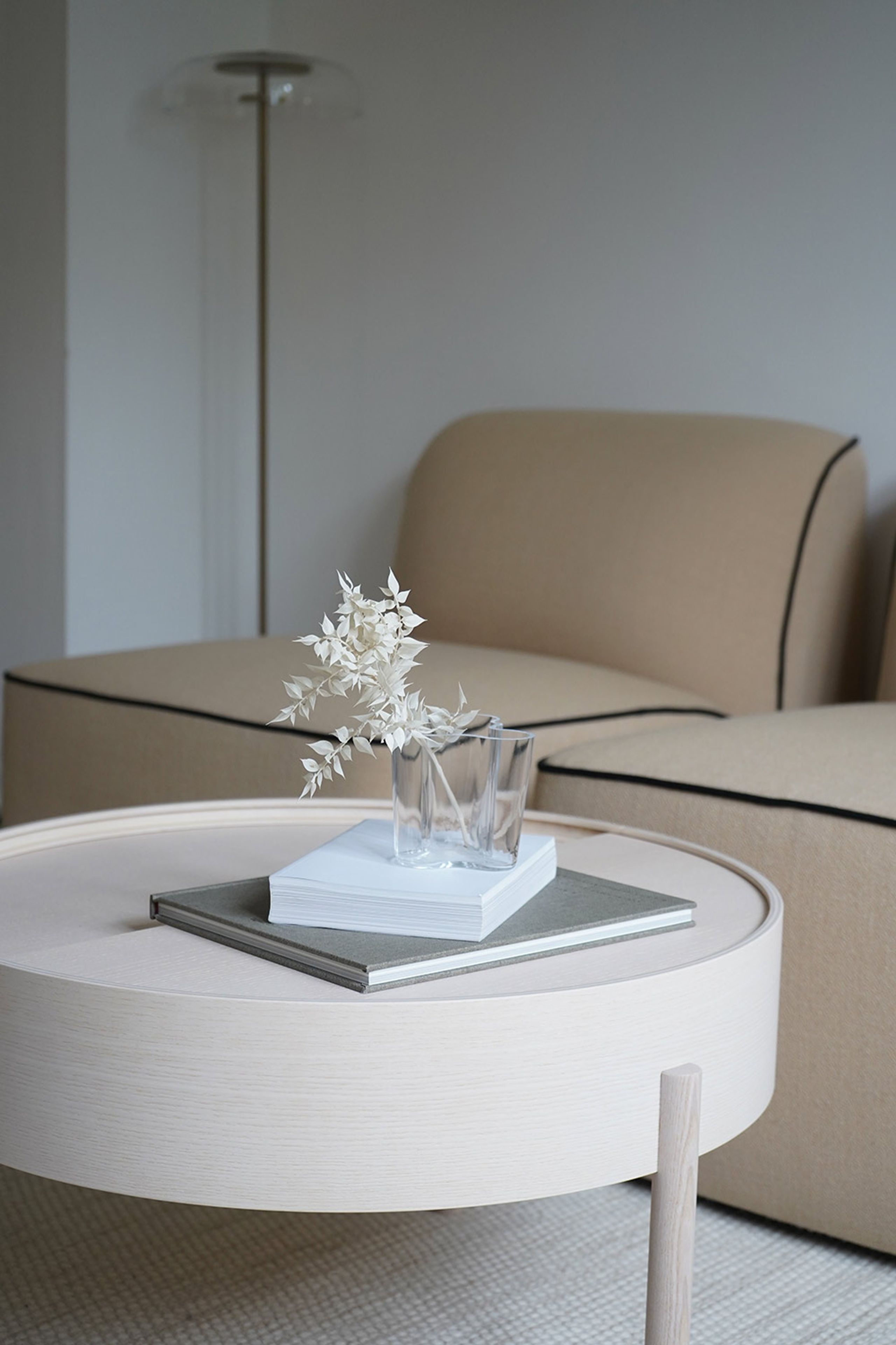 Woud - Houpací křeslo - Arc Side and Coffee Table - White Pigmenteret Ash - Coffee Table