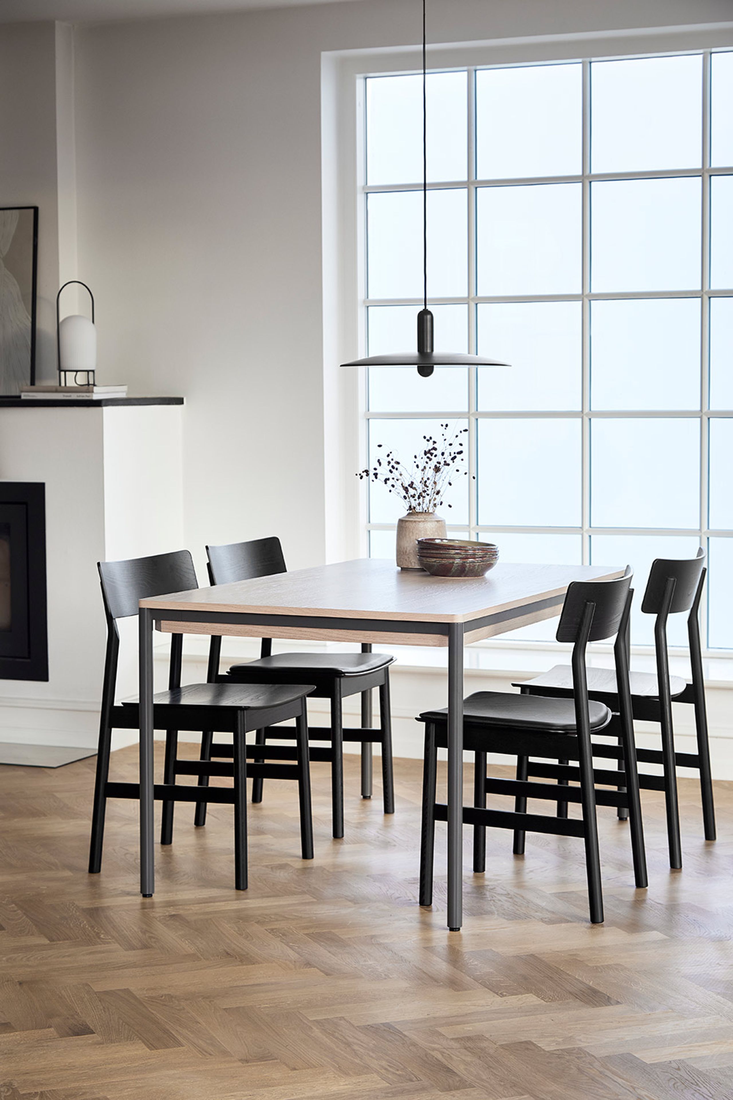 Woud - Stol - Pause Dining Chair 2.0 m. Læderpolstret Sæde - Sortmalet Ask / Sort Læder