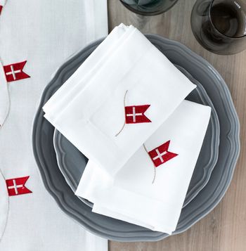 Langkilde & Søn - Cloth napkins - Fødselsdagsserviet i stof med dannebrog - White